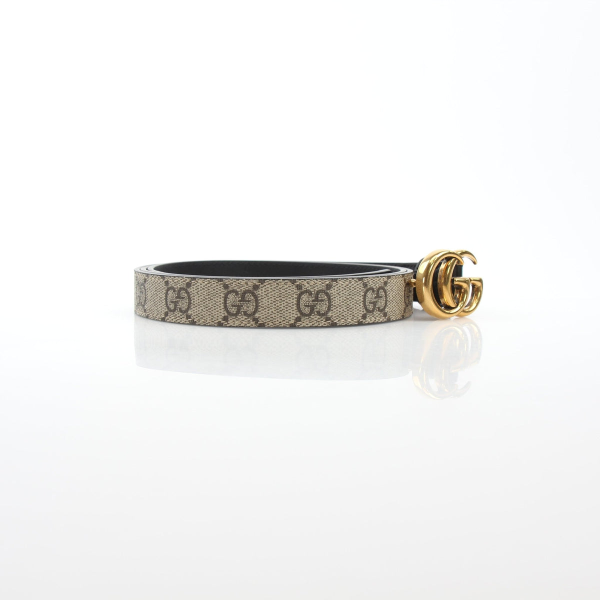 Reversible Gucci GG Supreme Marmont belt with beige and ebony black leather, showcasing adjustable accessories for stylish wear.