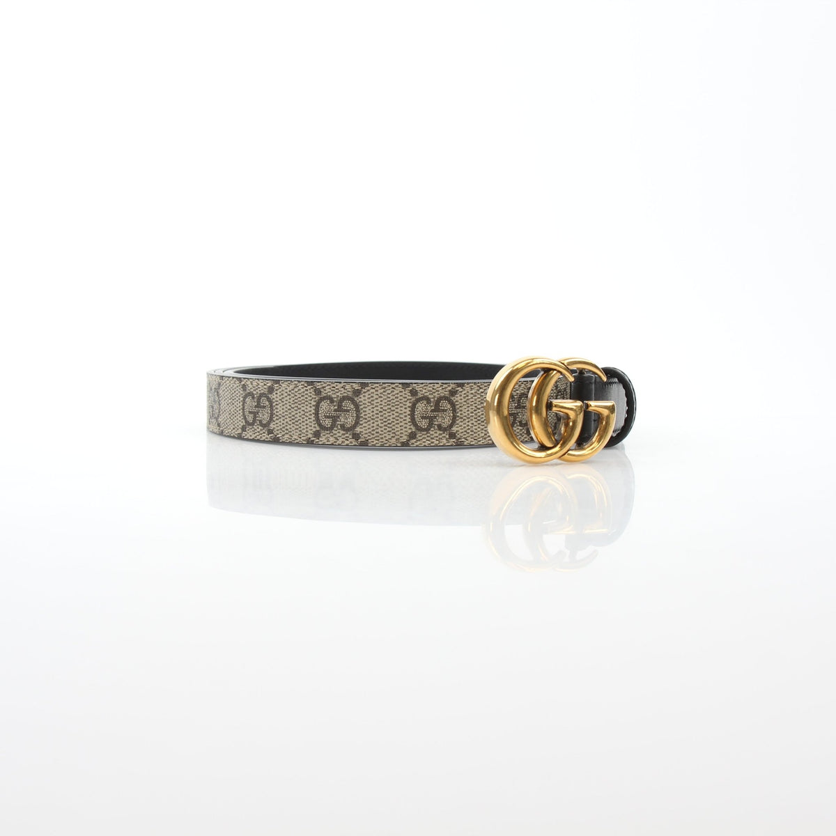 Reversible Gucci GG Supreme Marmont belt with beige and black leather, featuring gold-tone hardware and signature design.