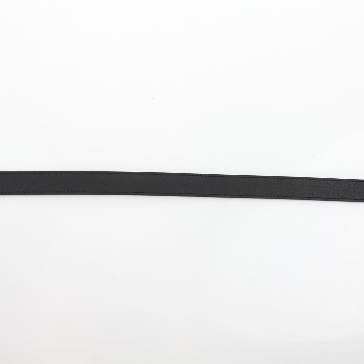 Gucci GG Supreme Marmont reversible belt in beige and ebony black leather accessory with gold hardware.
