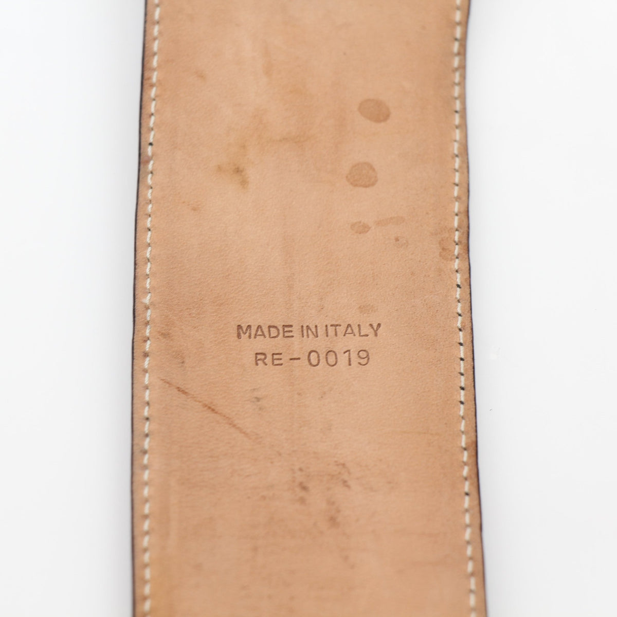 Black Christian Dior Cause Bee oval buckle belt in grained calfskin leather, featuring a gold-tone buckle design.