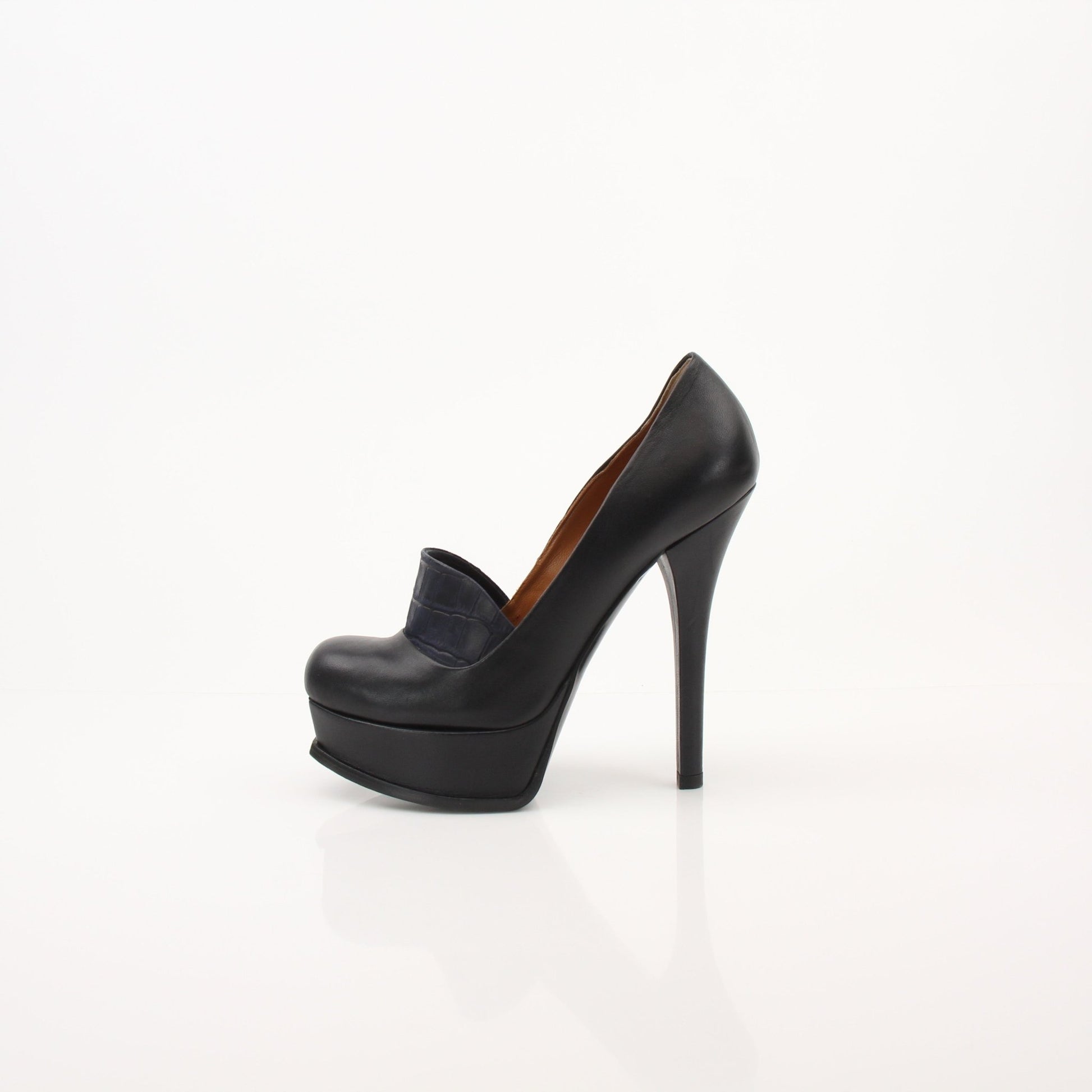 Gold & Beyond Fendi Fendista platform heels, stylish high-heeled shoes with a sleek design and elegant detailing.