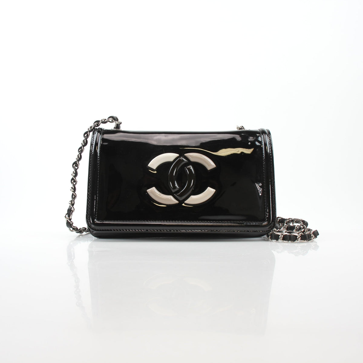Gold & Beyond Chanel Ligne Patent Flap shoulder bag in black with glossy finish and chain strap