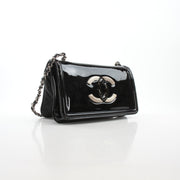 Gold & Beyond Chanel Lipstick Ligne Patent Flap shoulder bag in black leather with chain strap