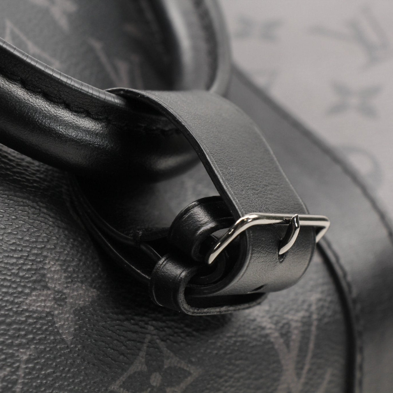 Louis Vuitton Keepall 50 Bandoulière travel bag by Gold & Beyond, in classic leather with iconic monogram pattern.