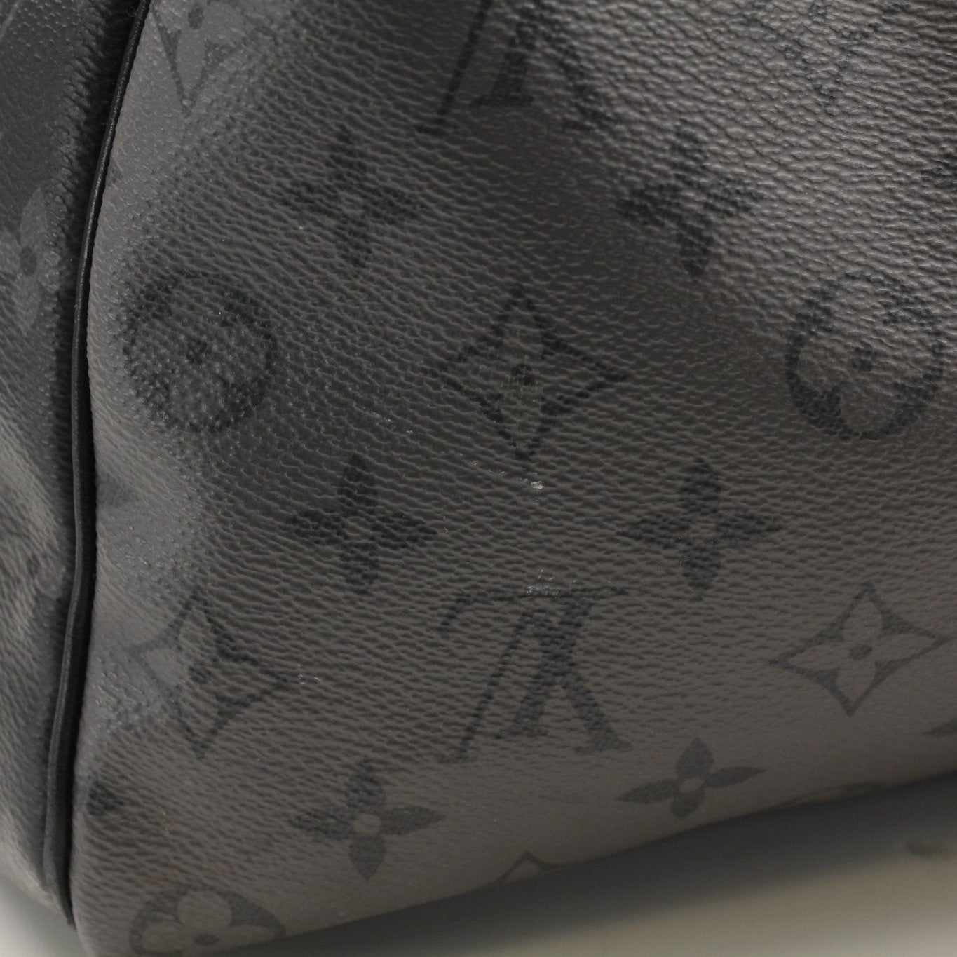 Louis Vuitton Keepall 50 Bandoulière travel bag with leather trim and gold hardware, designed for stylish, spacious travel.