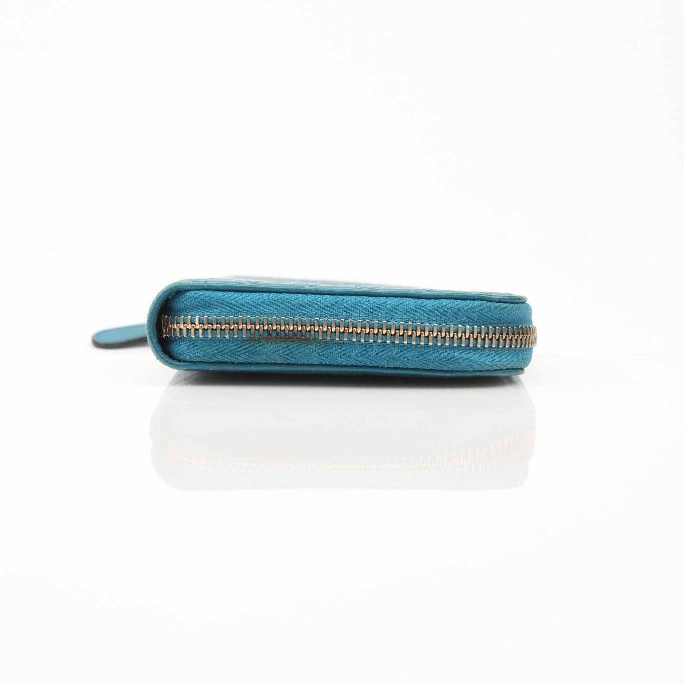 Gold & Beyond Gucci MicroGuccissima wallet showing textured leather design and compact wallet shape.