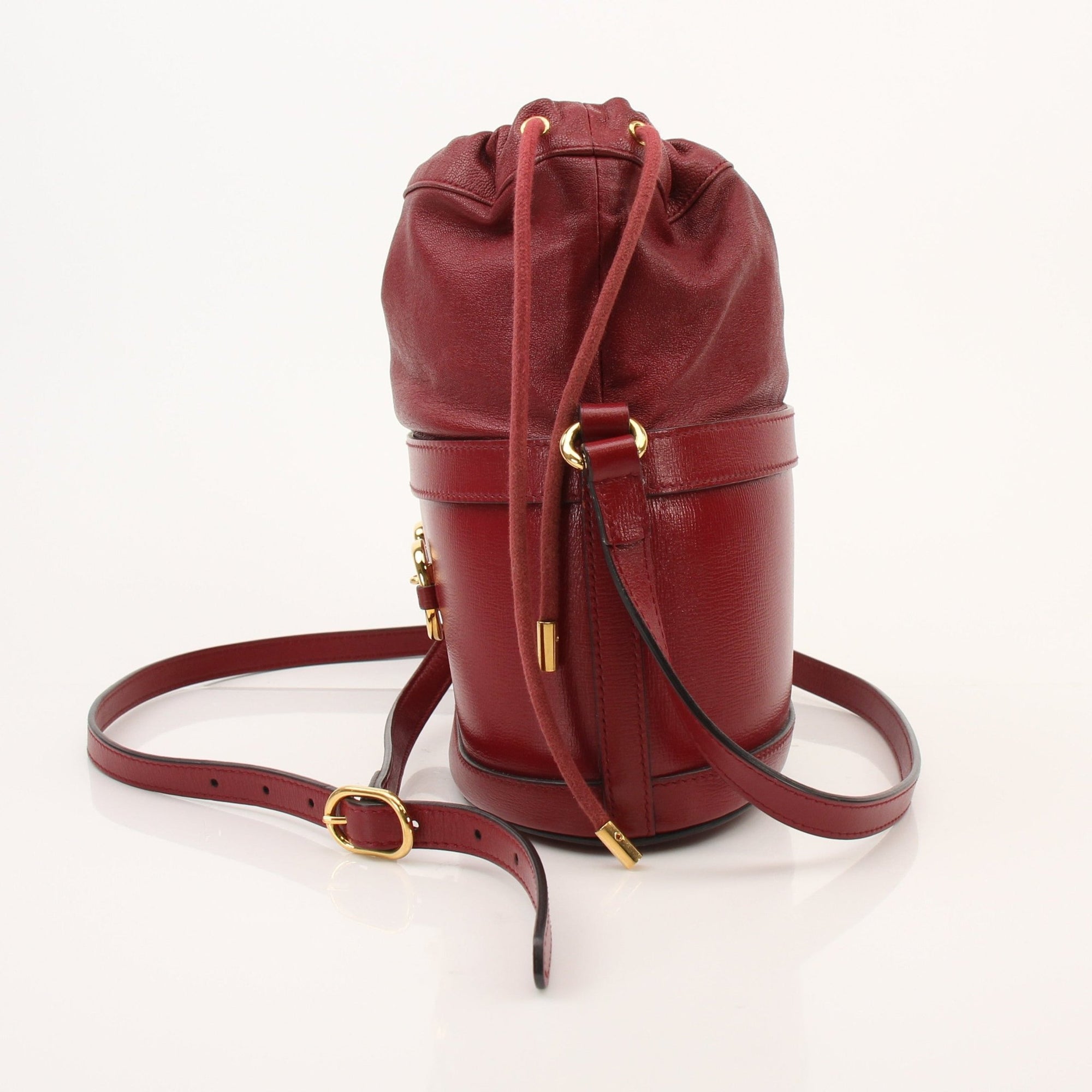 Gucci 1955 Horsebit bucket handbag in leather with gold hardware, featuring a drawstring closure and stylish design.