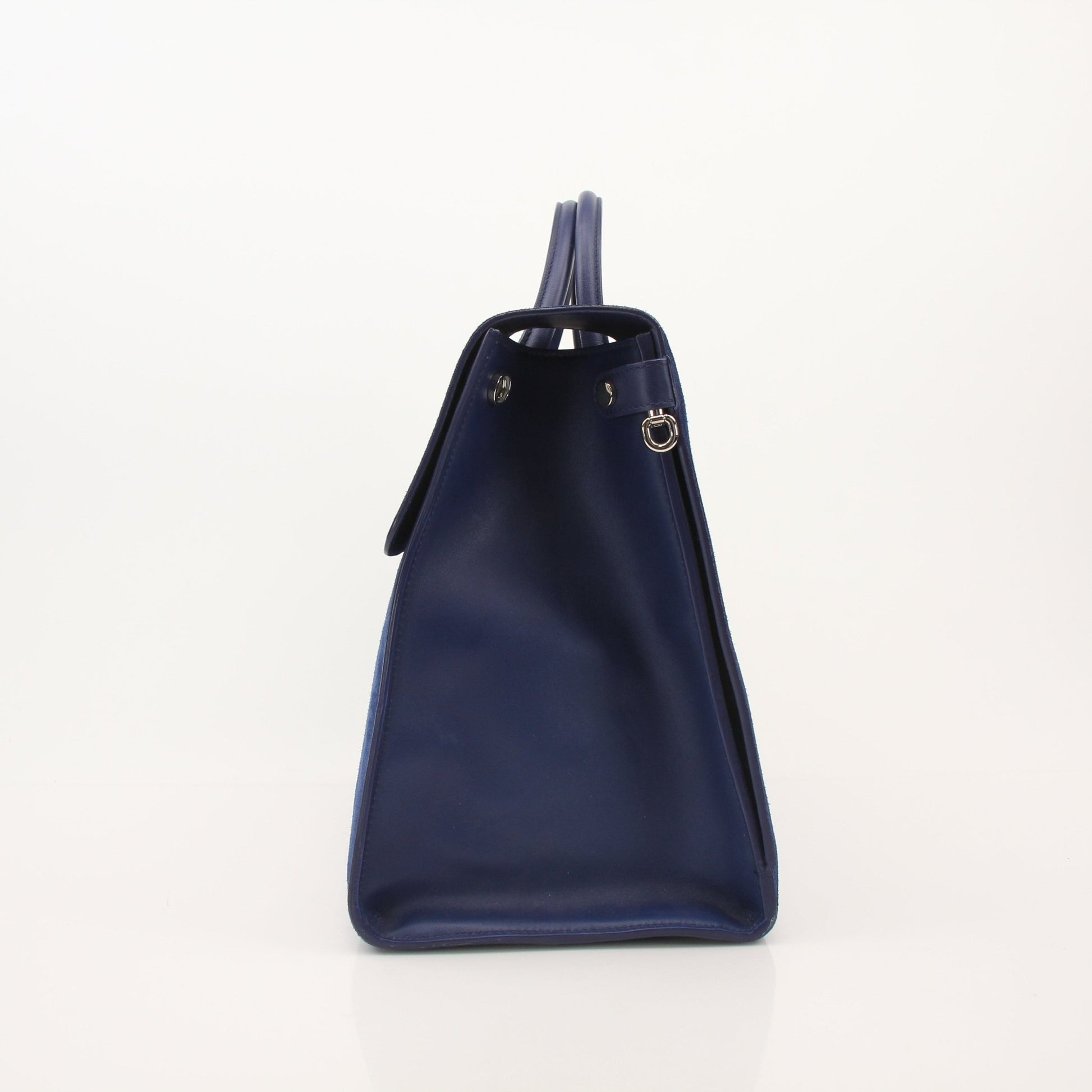 Gold & Beyond DiorEver large top handle handbag with structured design and elegant leather finish, ideal for stylish everyday use.
