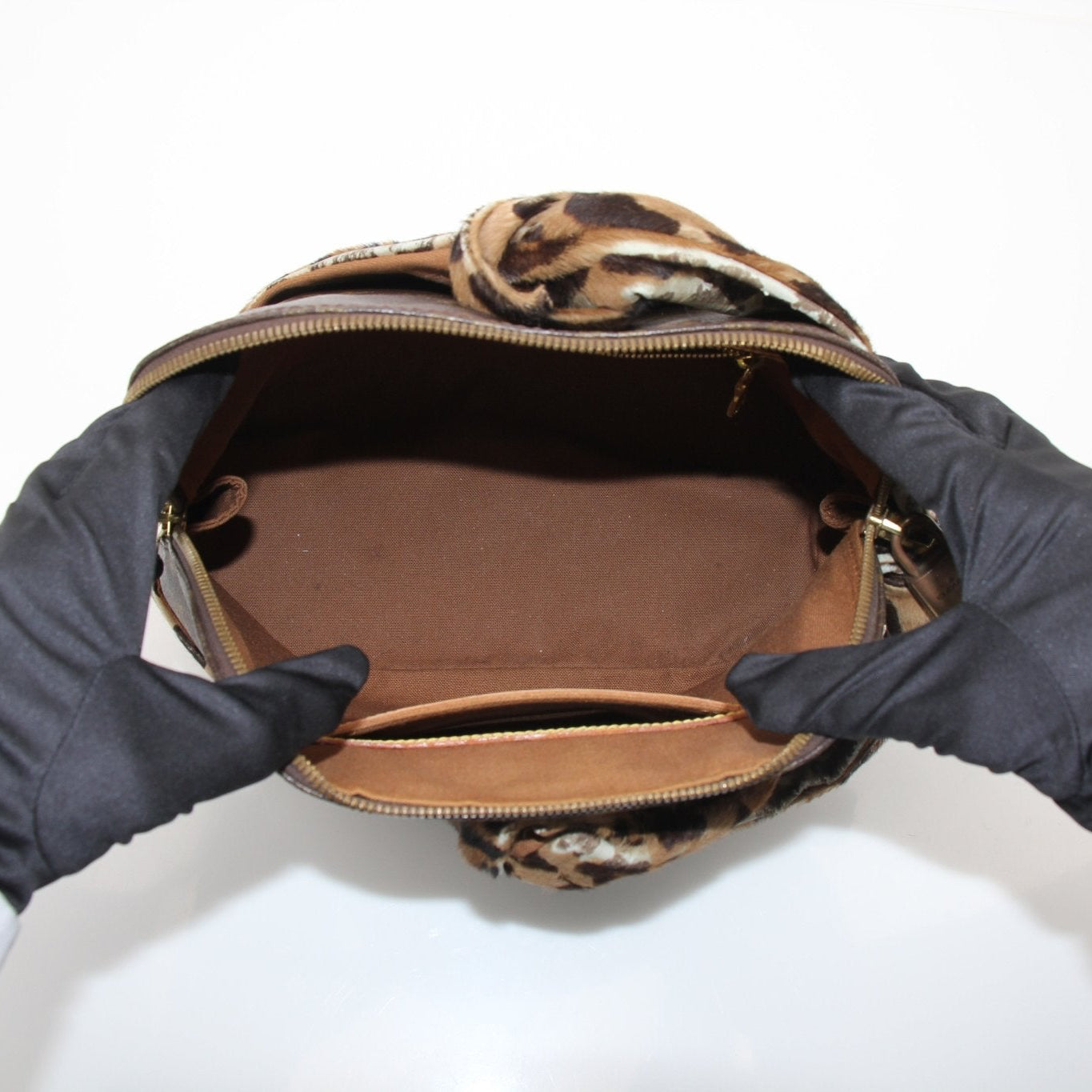 Louis Vuitton x ALAÏA designer handbag by Gold & Beyond, featuring luxurious leather and intricate detailing.