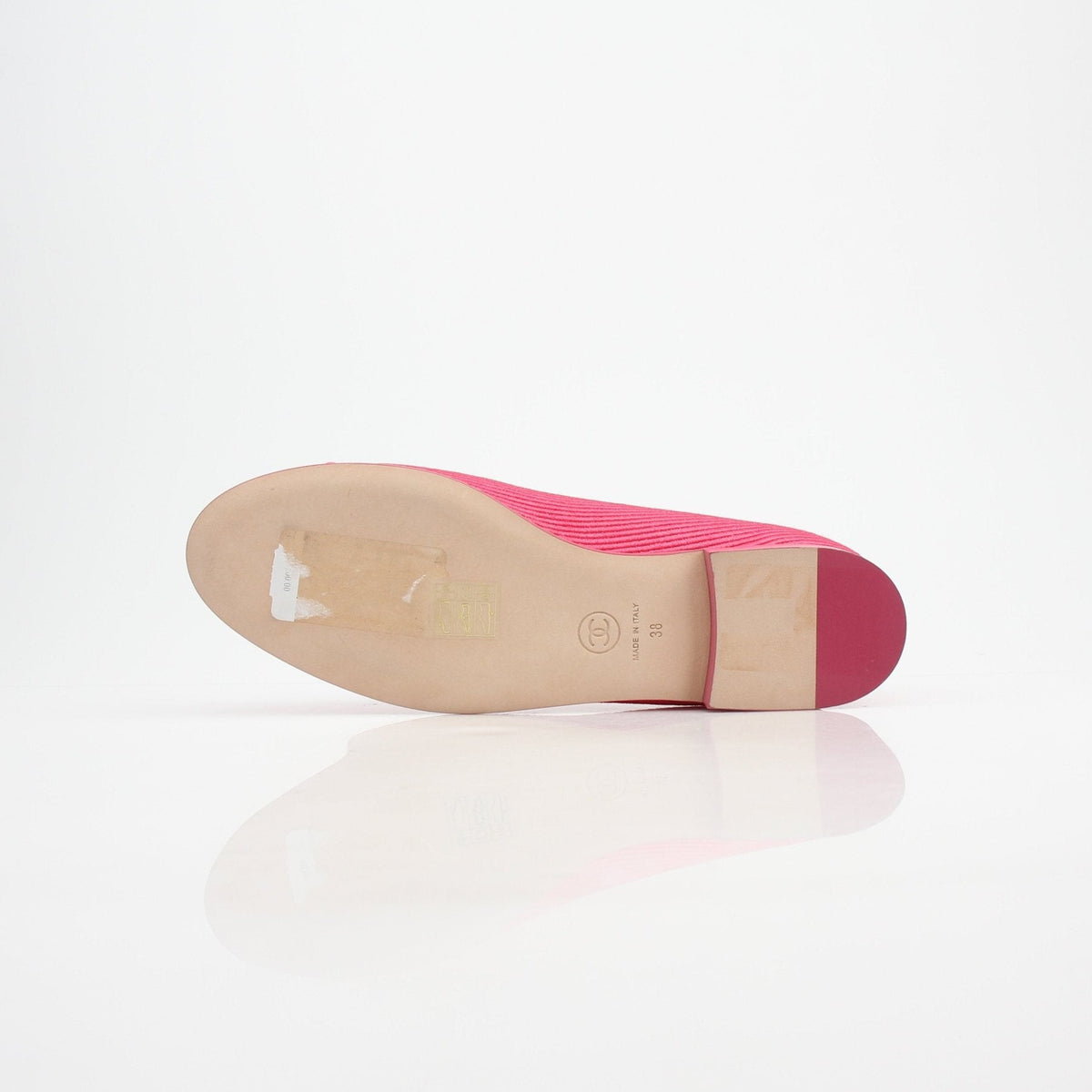 Pre-owned Chanel pink corduroy CC bow ballerina flats, size 8, featuring a classic design and elegant bow detail.