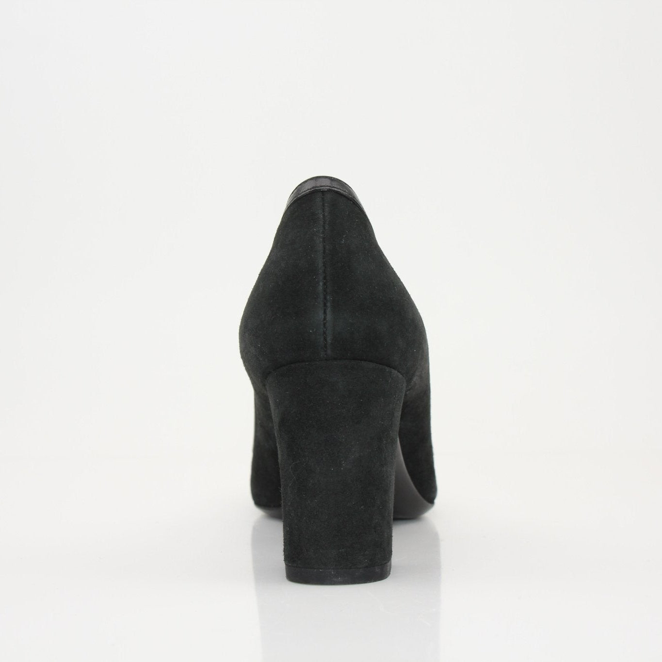 Gold & Beyond Gucci Horsebit leather loafers, stylish men's shoes with classic design and high-quality leather material.