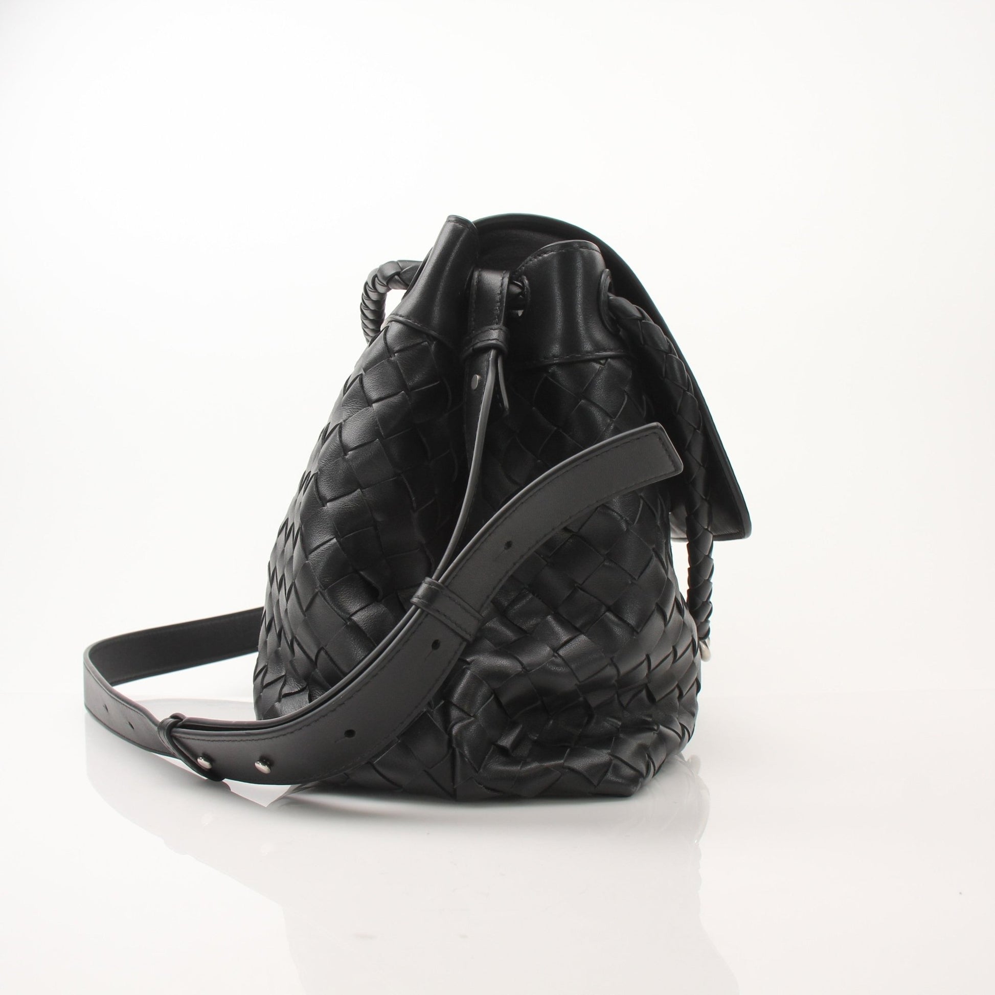 Gold & Beyond Bottega Veneta Andiamo Messenger handbag in leather with adjustable strap and signature woven design.