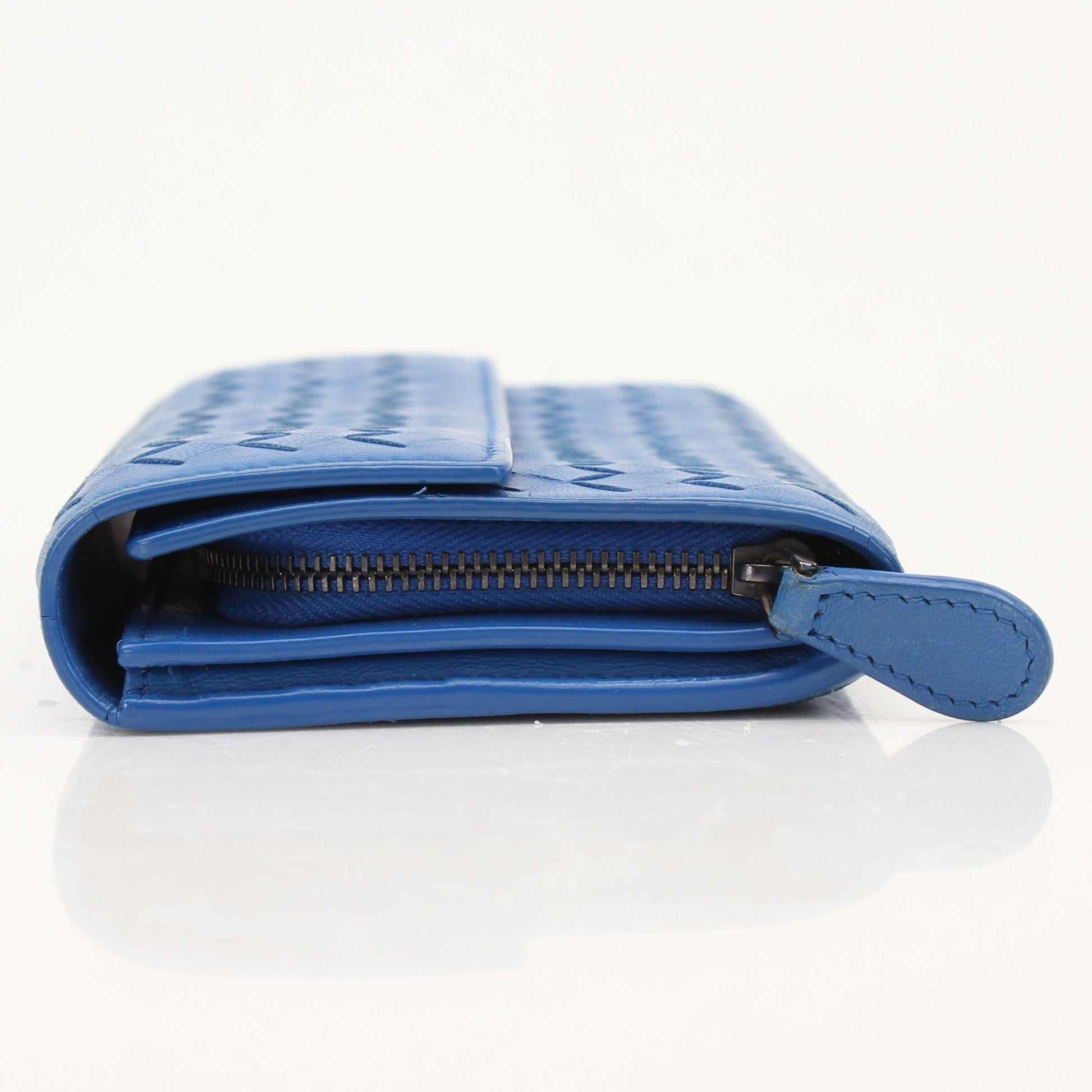 Gold & Beyond Bottega Veneta mesh long wallet with sleek design and textured finish, showcasing its elegant craftsmanship.