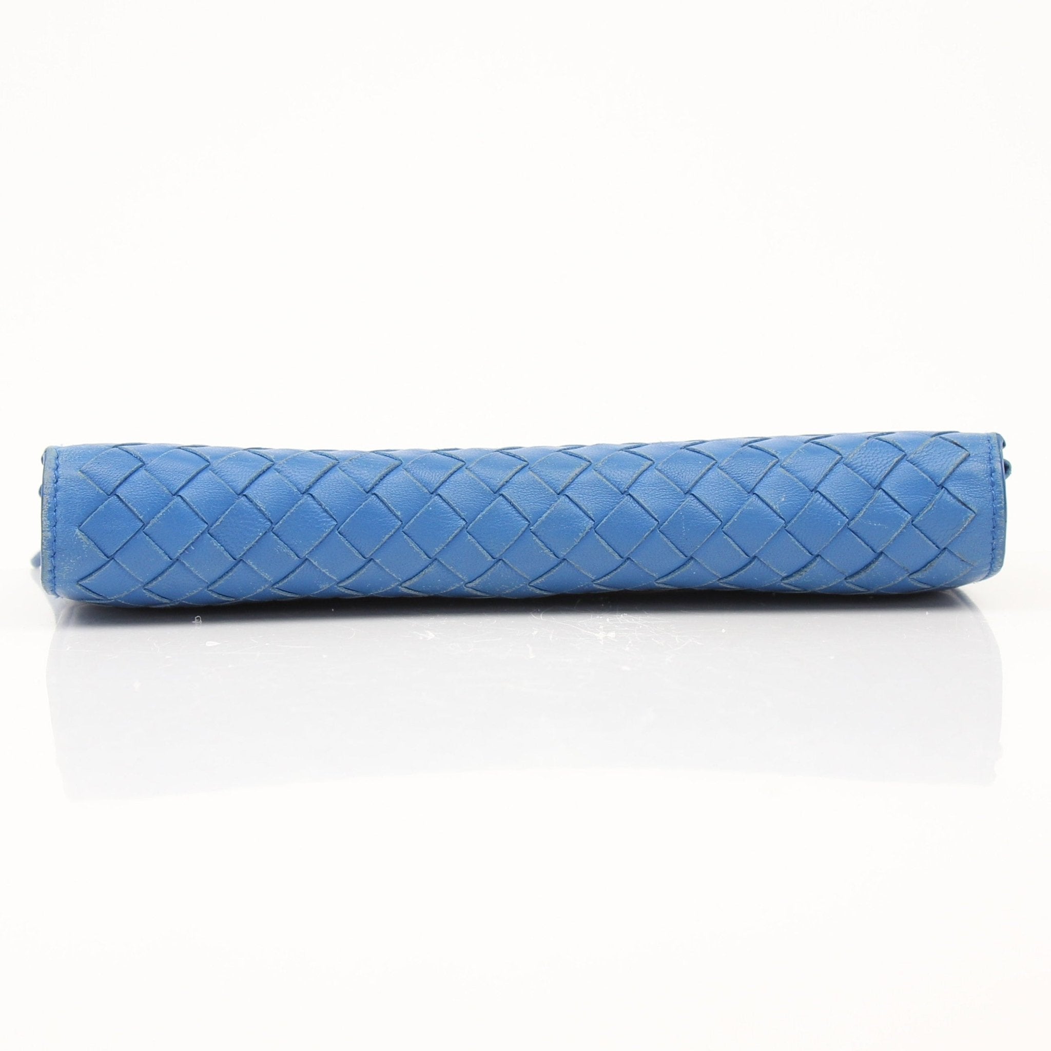 Gold & Beyond Bottega Veneta mesh long wallet with sleek design and textured finish, showcasing its elegant and functional style.