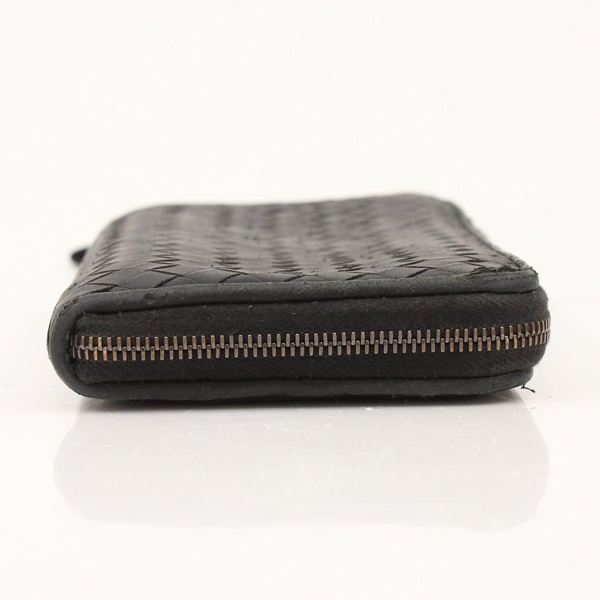 Bottega Veneta Nero Intrecciato leather wallet with woven texture, featuring multiple card slots and a sleek design.