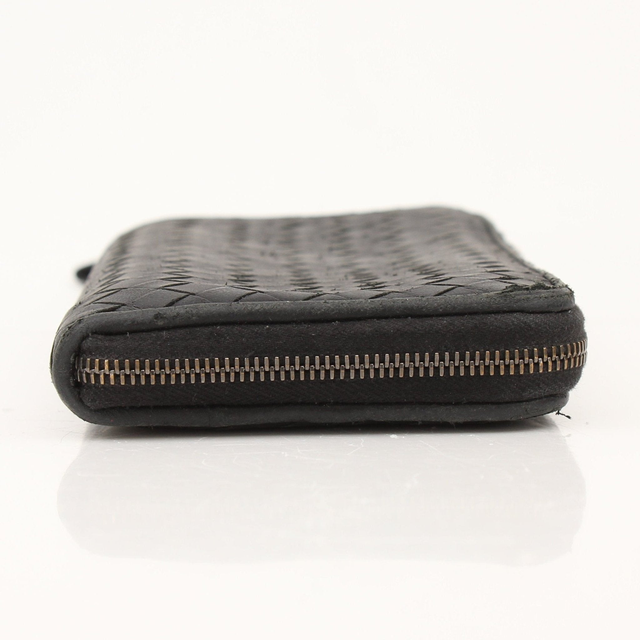 Bottega Veneta Nero Intrecciato leather wallet with woven texture, featuring multiple card slots and a sleek design.