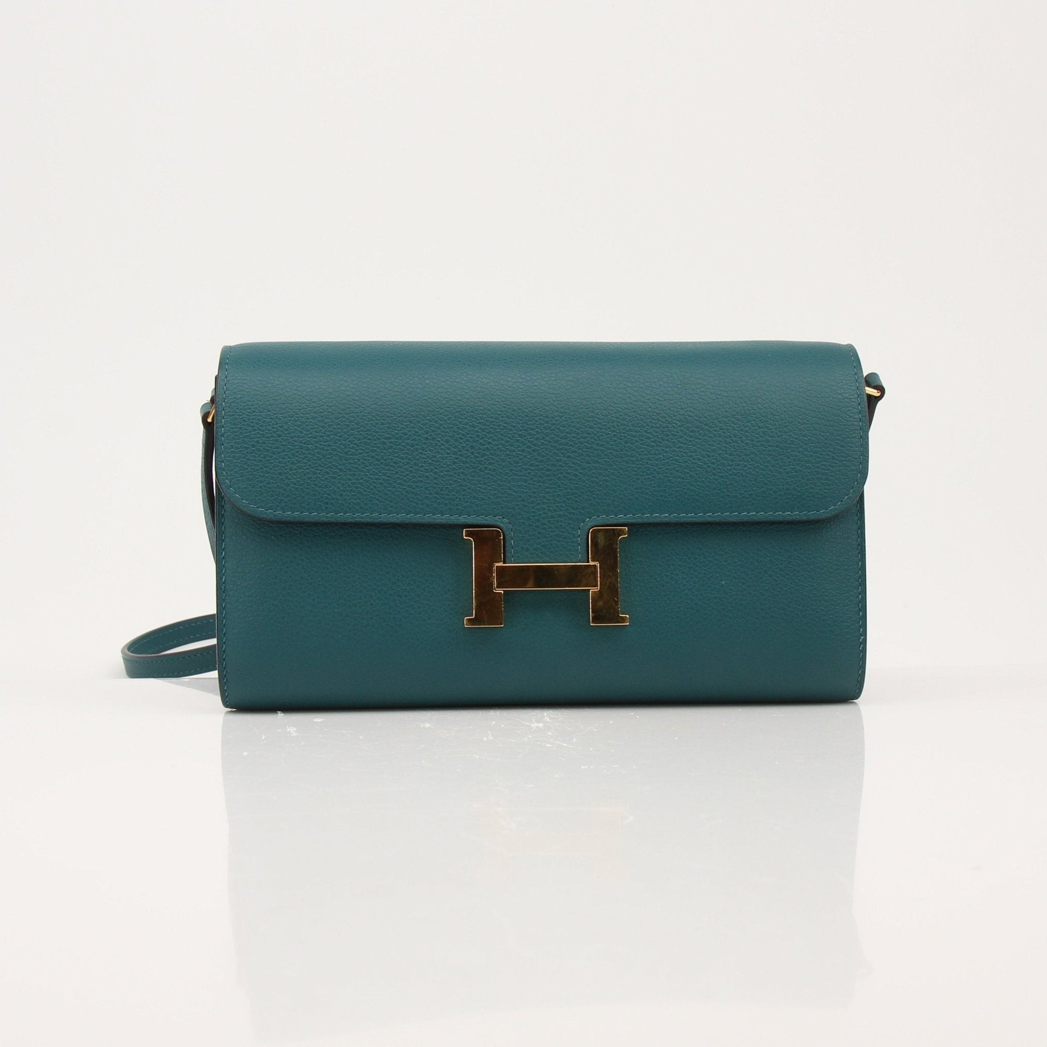 Hermès green Constance wallet on chain handbag with gold hardware, stylish leather design, and adjustable strap.