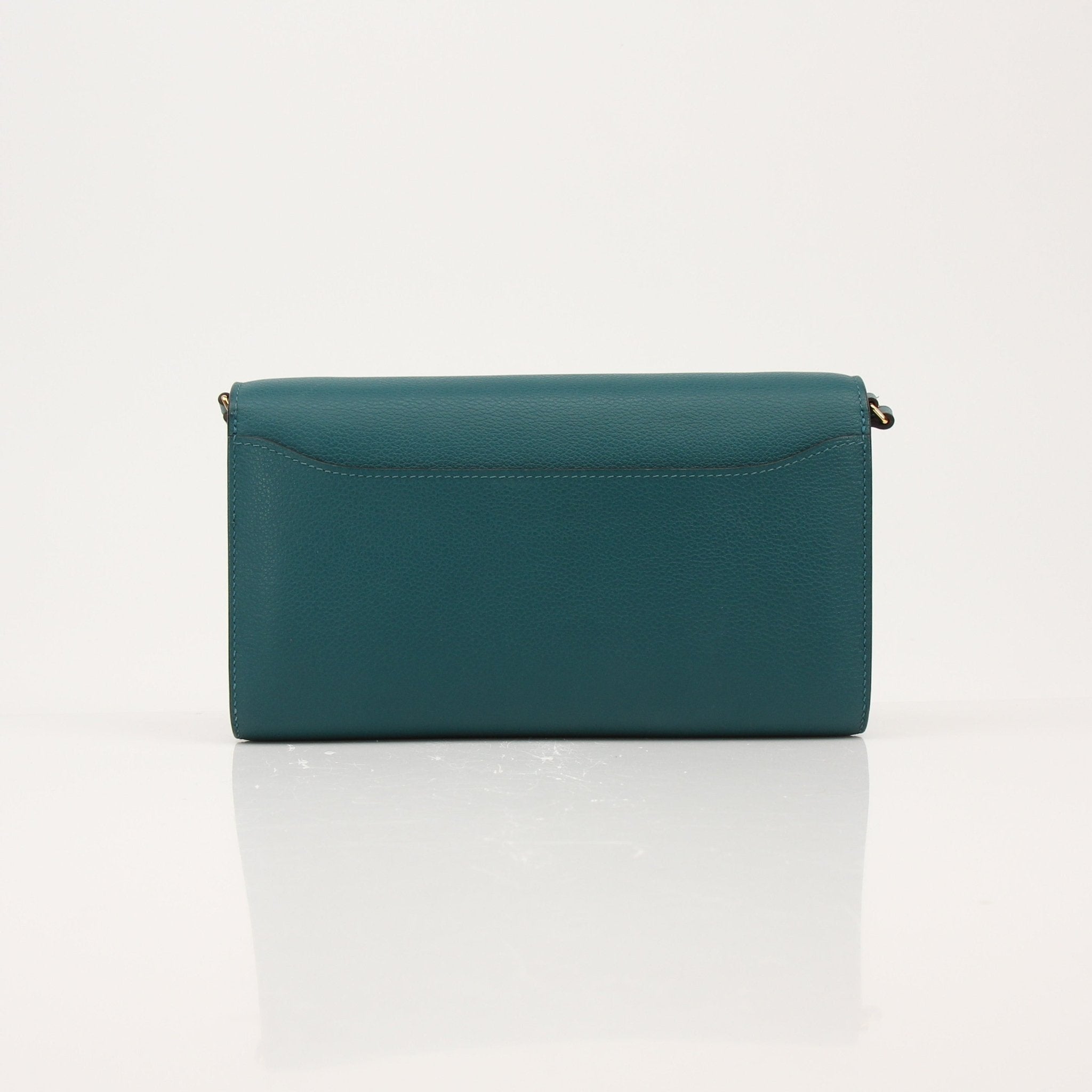 Hermès green Constance wallet on chain handbag with gold hardware, featuring sleek leather design and signature craftsmanship.