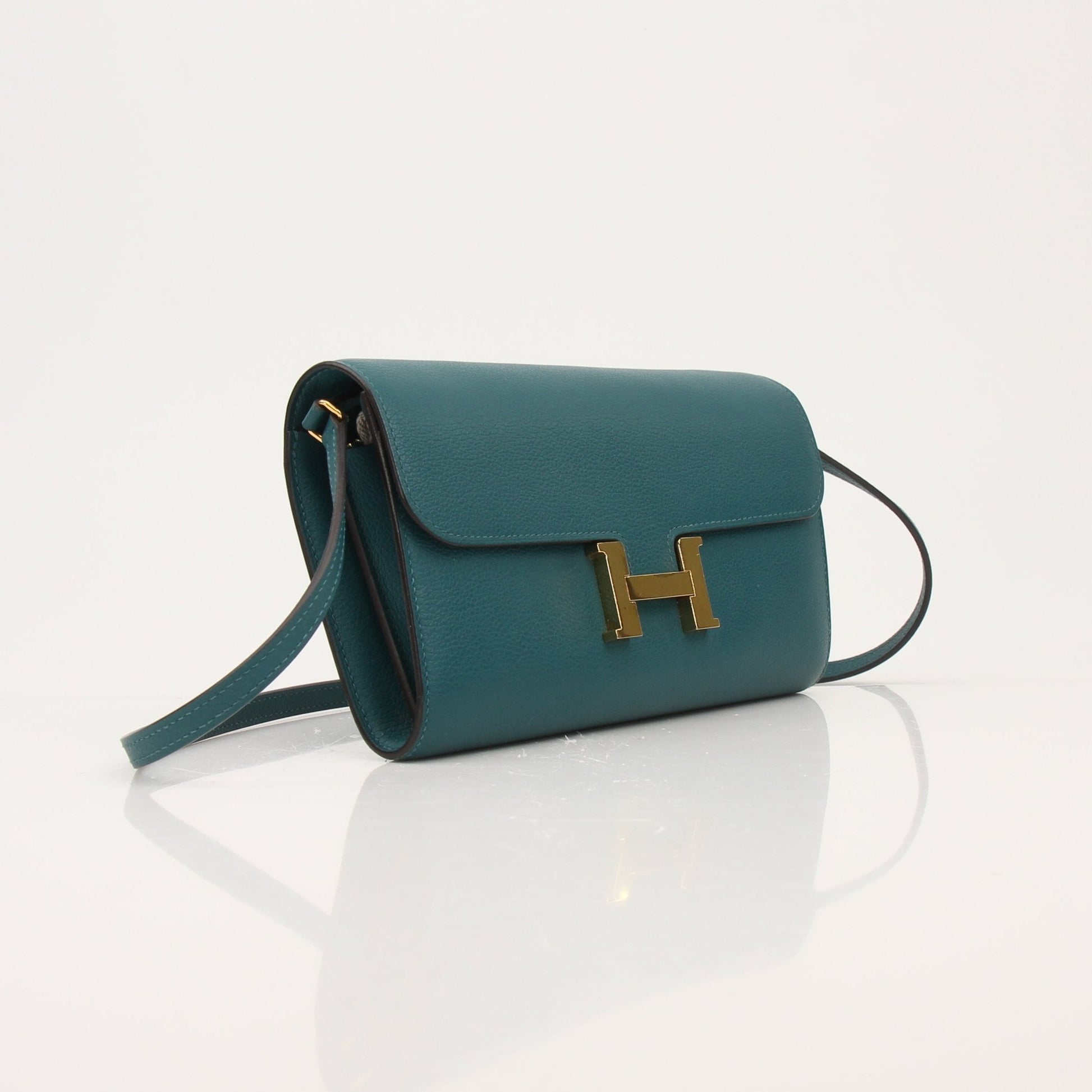 Hermès green Constance wallet on chain handbag with gold hardware, featuring sleek design and luxurious leather details.