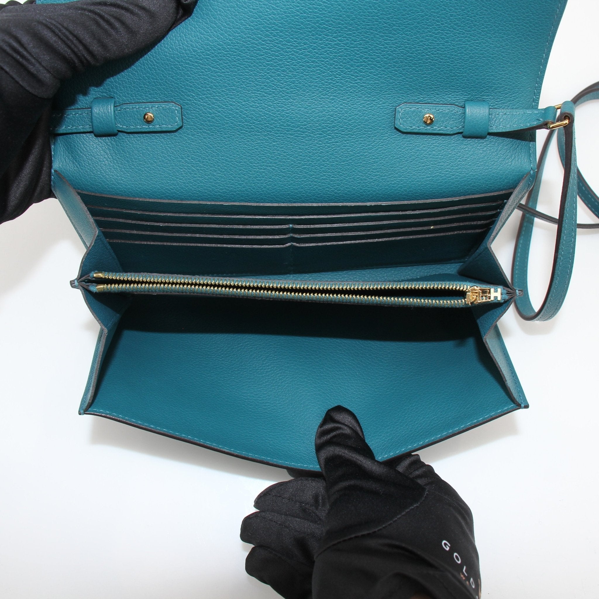Hermès green Constance wallet on chain handbag featuring gold hardware and sleek leather design.