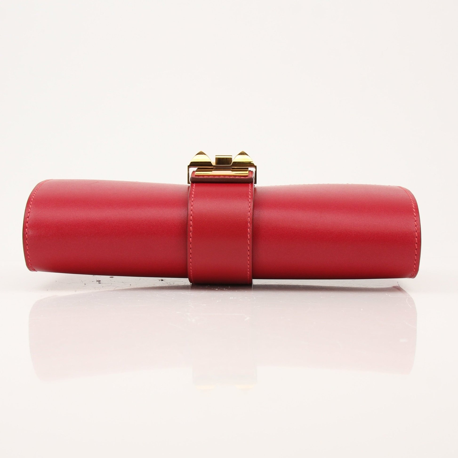Hermès Médor 23 red clutch handbag by Gold & Beyond, featuring sleek design and luxurious leather detailing.