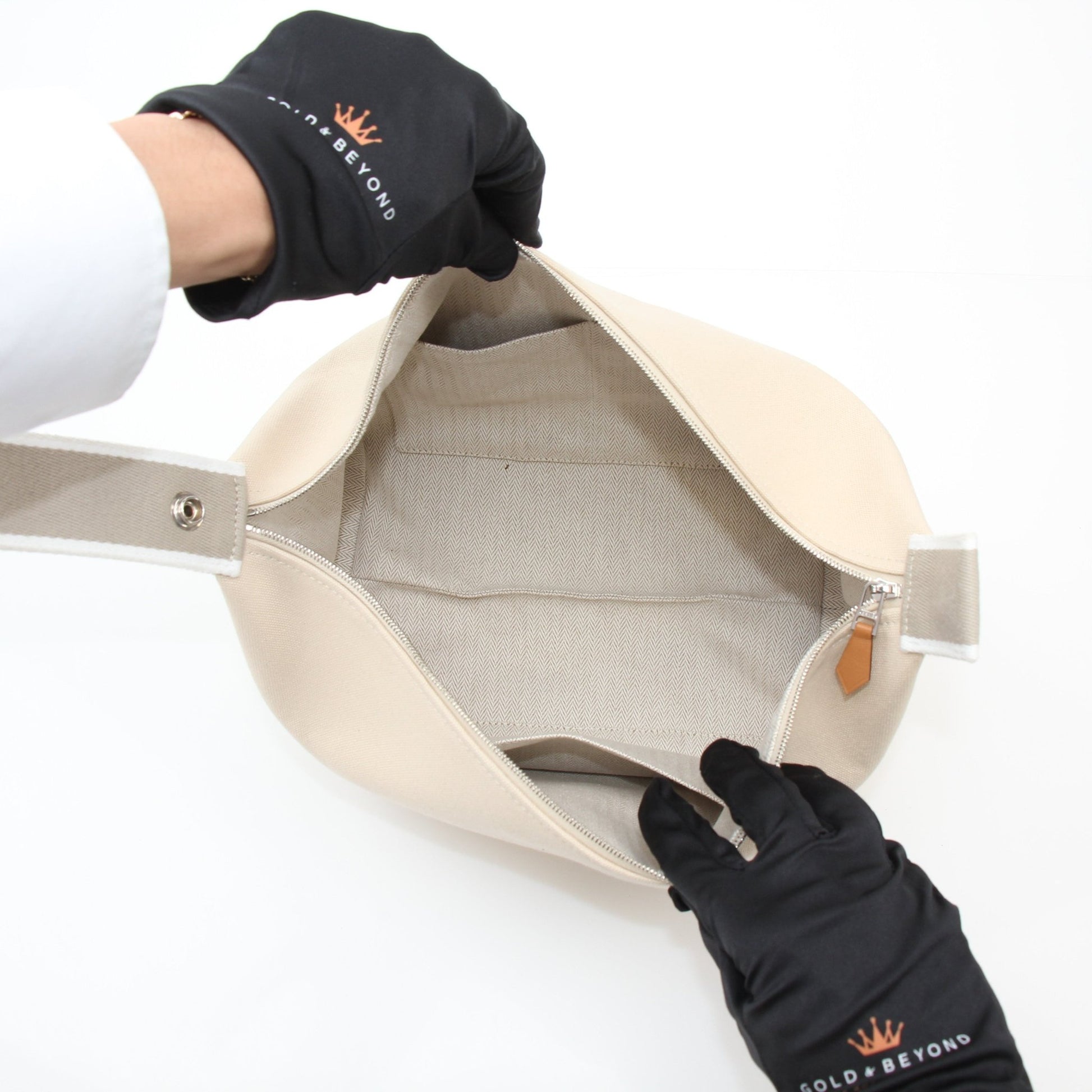 Hermès Bride-a-Brac gray handbag with clasp closure, featuring a structured design and elegant details.