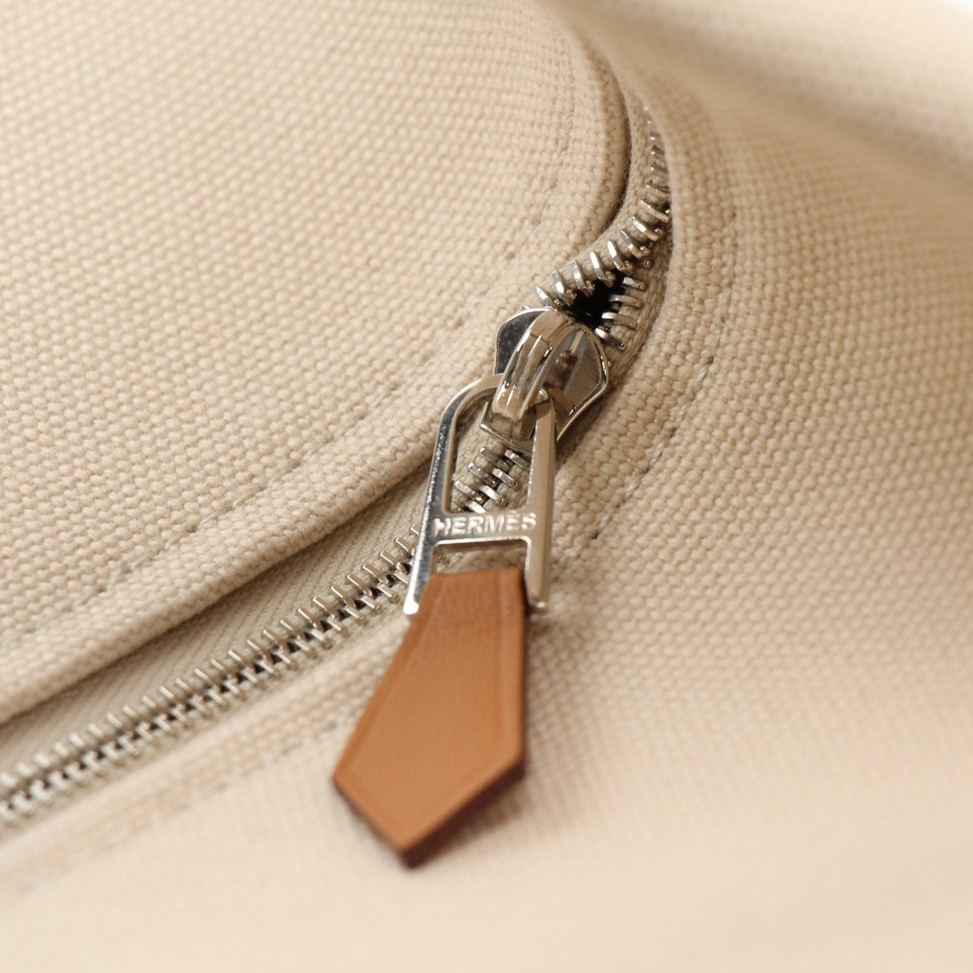 Hermès Bride-a-Brac Gray handbag with textured leather and gold hardware, showcasing elegant design and craftsmanship.