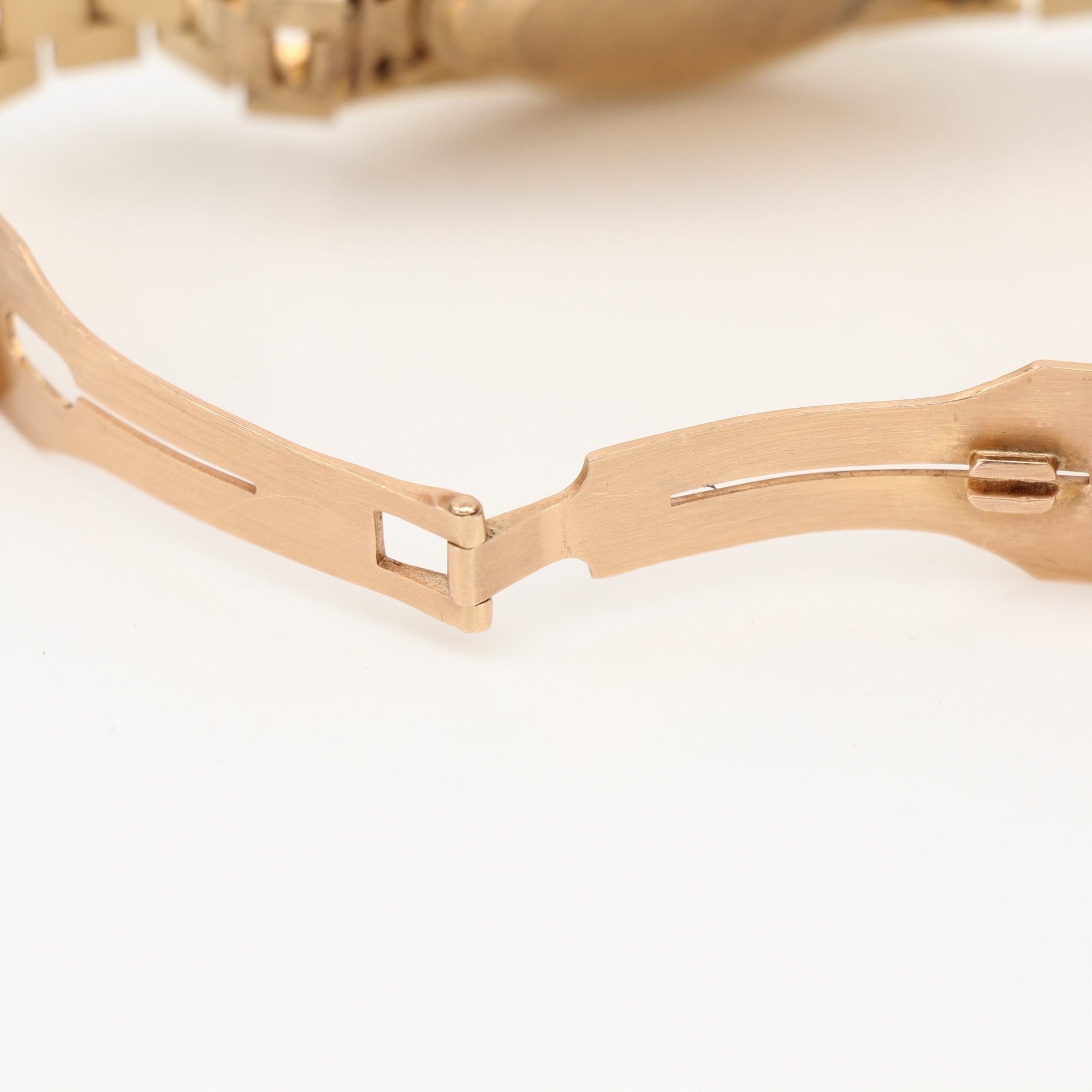 Gold & Beyond Rolex Day-Date 36 gold watch featuring a classic design and elegant gold bracelet.