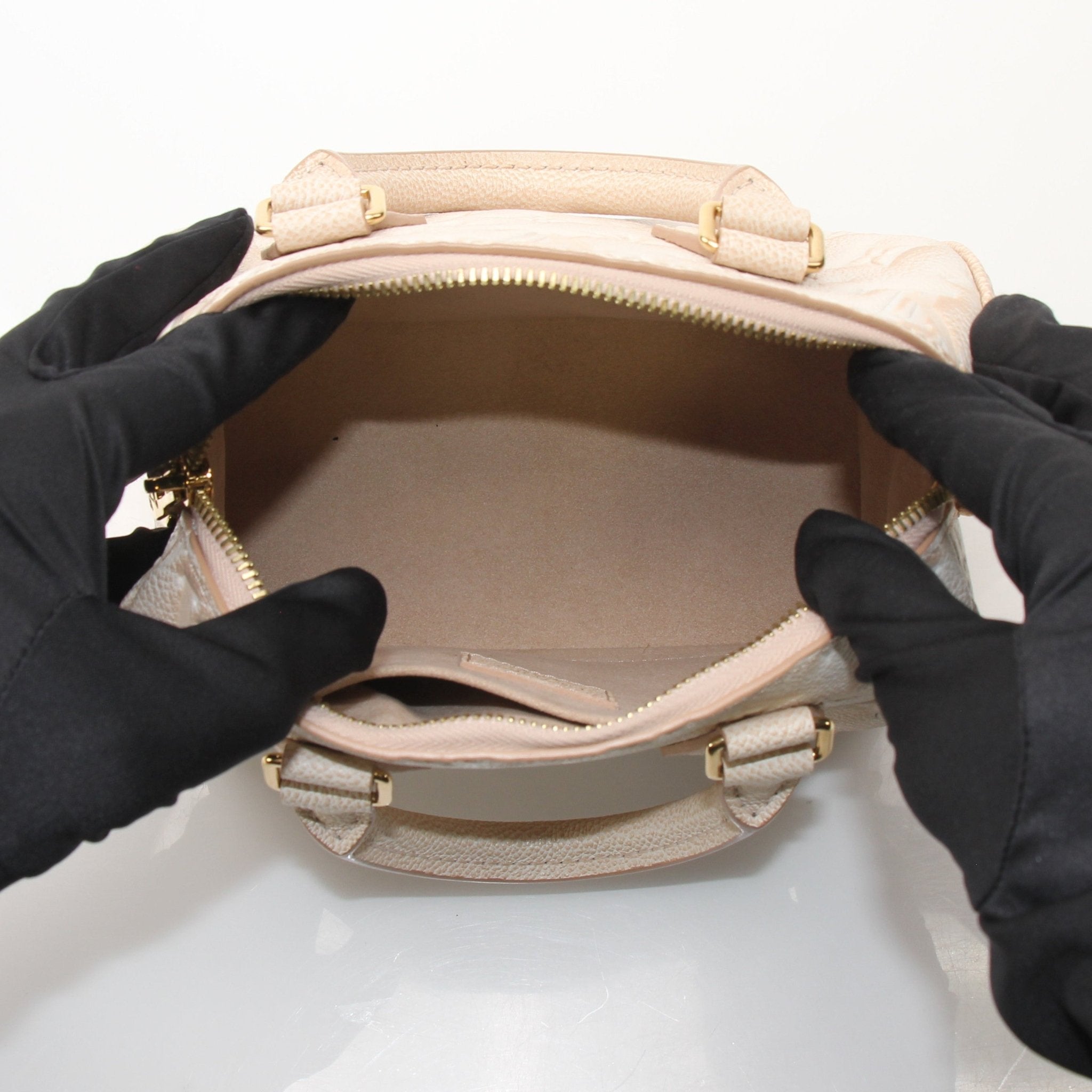 Louis Vuitton Speedy Bandoulière handbag with gold hardware and monogram canvas, featuring a top handle and shoulder strap.
