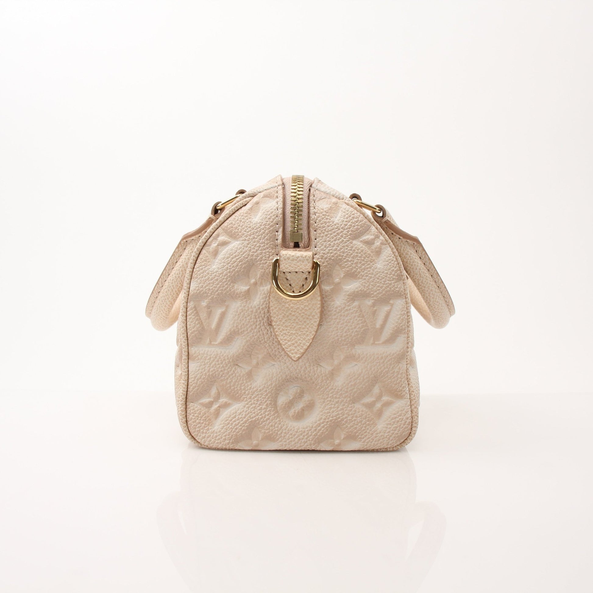Louis Vuitton Speedy Bandoulière handbag with gold hardware and monogram canvas, featuring a spacious interior and adjustable strap.