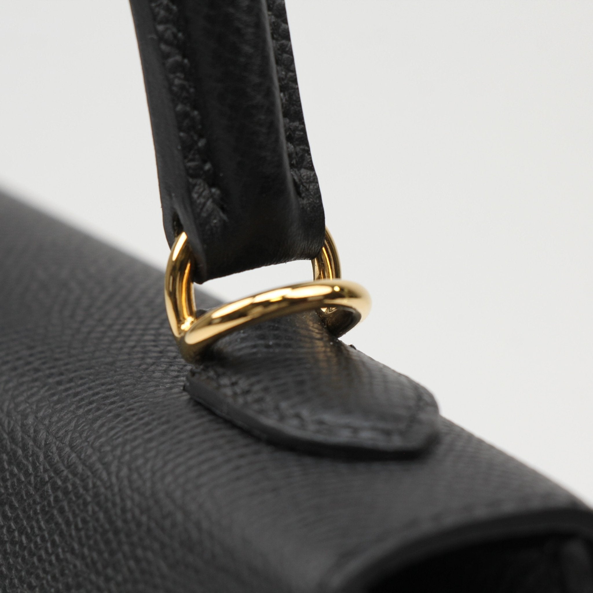 Hermès Kelly 25 Sellier handbag in black leather with gold hardware, featuring structured design and top handle.