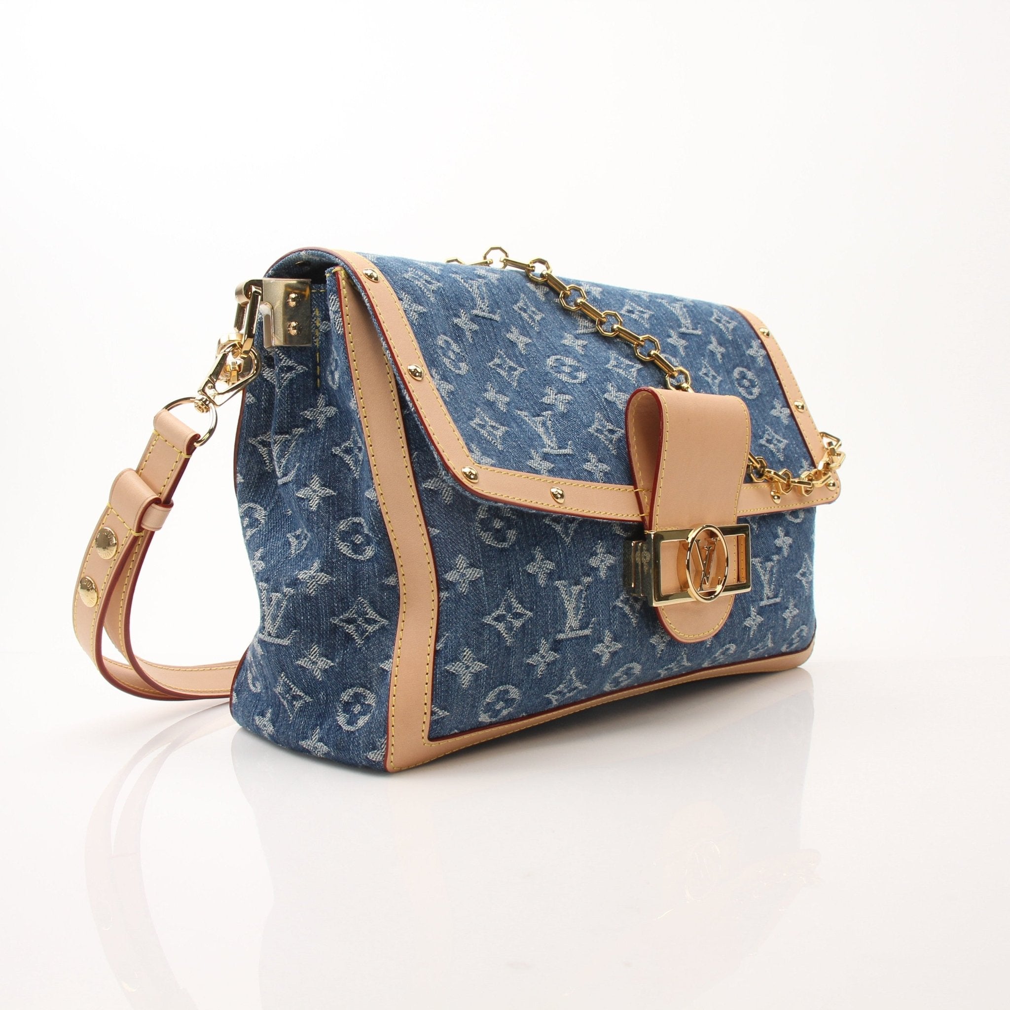 Louis Vuitton Dauphine GM shoulder handbag in classic monogram canvas with gold-tone hardware and leather accents.