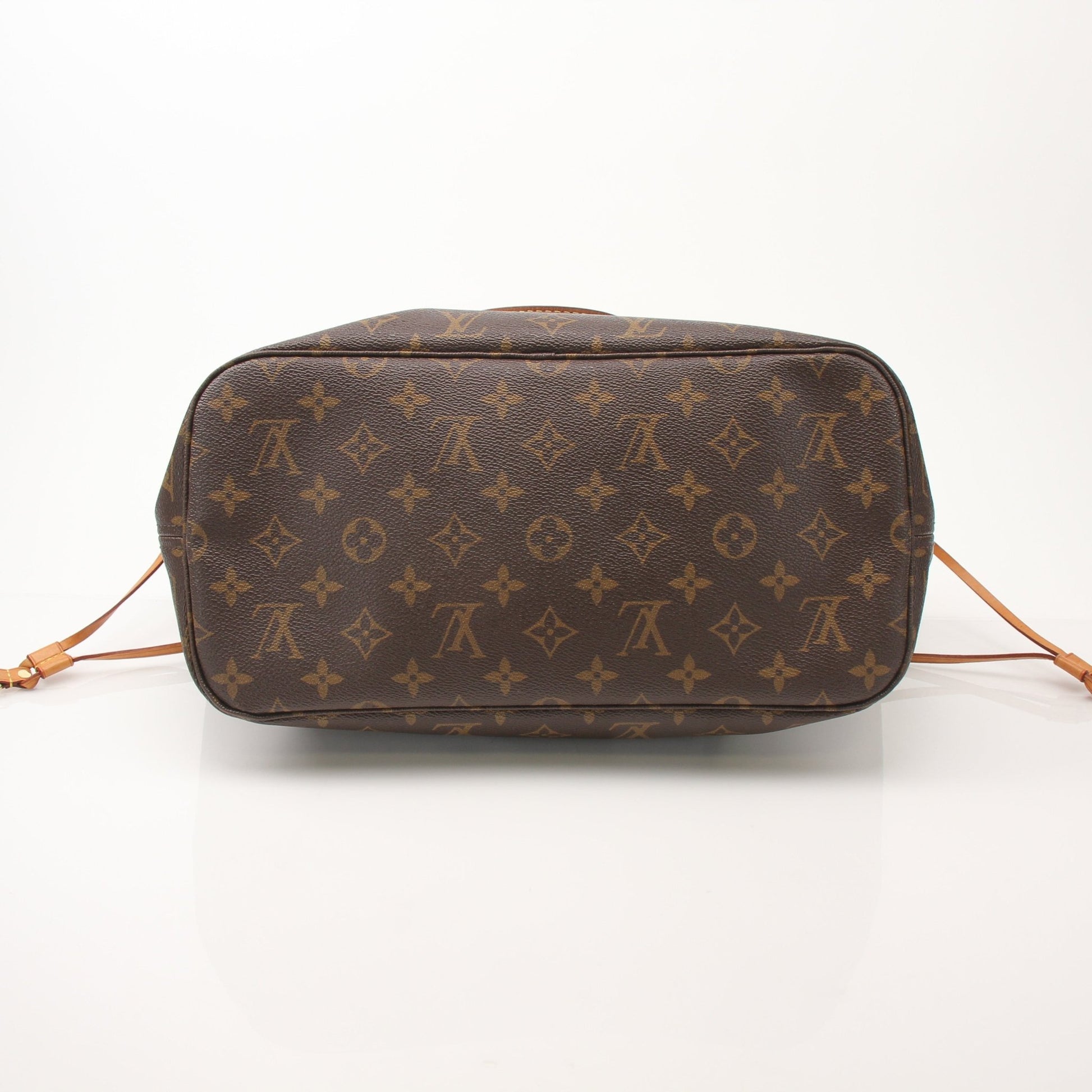 Louis Vuitton Neverfull MM tote handbag in signature monogram canvas with leather trim and gold-tone hardware.