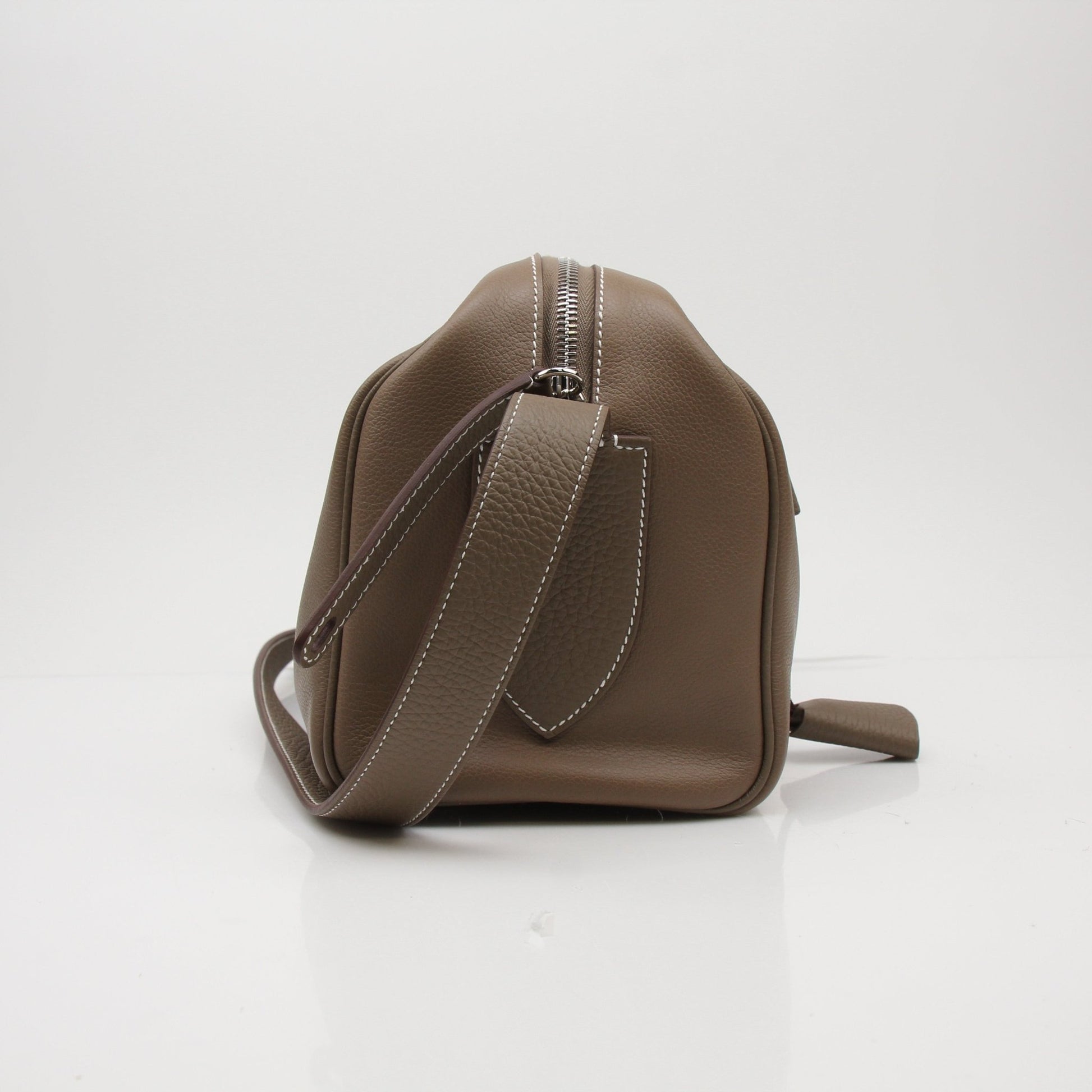 Hermès Petite Courrier handbag in luxurious leather, featuring gold hardware and a compact design, by Gold & Beyond.