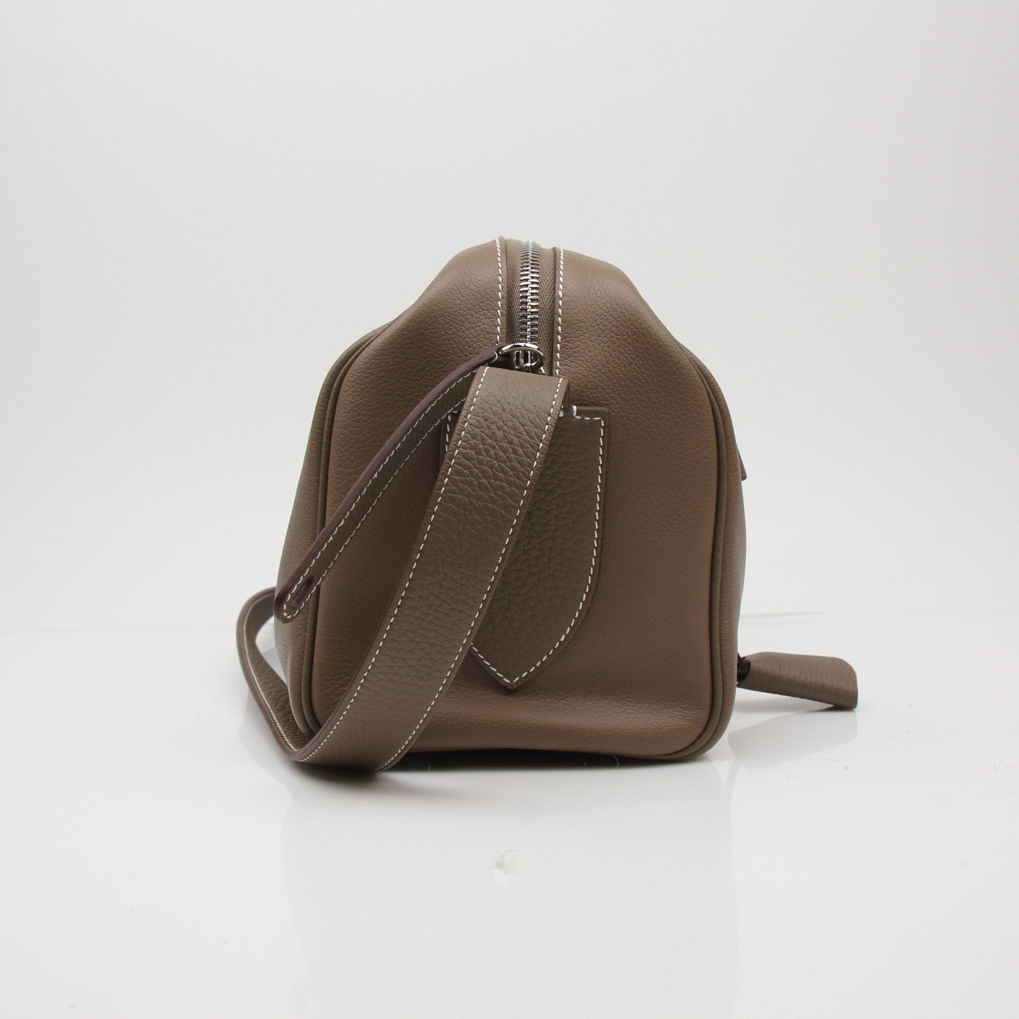 Hermès Petite Courrier handbag in luxurious leather, featuring gold hardware and a compact design, by Gold & Beyond.