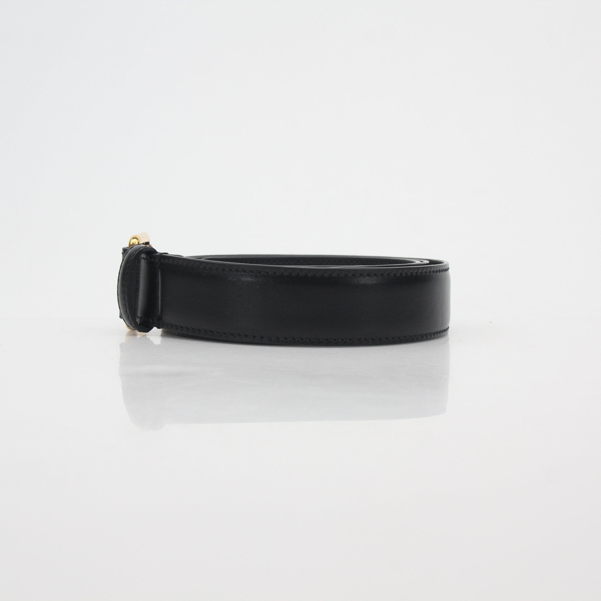 Gucci black smooth leather square buckle belt, stylish accessories with a polished silver buckle design.