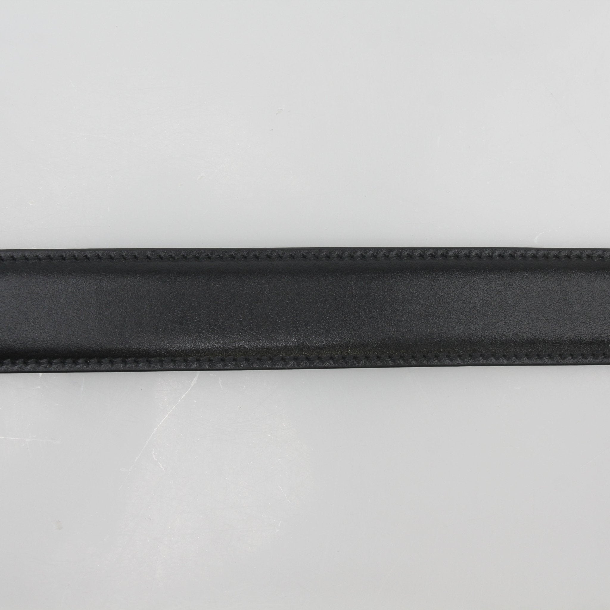 Gucci black smooth leather square buckle belt, stylish accessories with gold-tone buckle, ideal for fashion and everyday wear.
