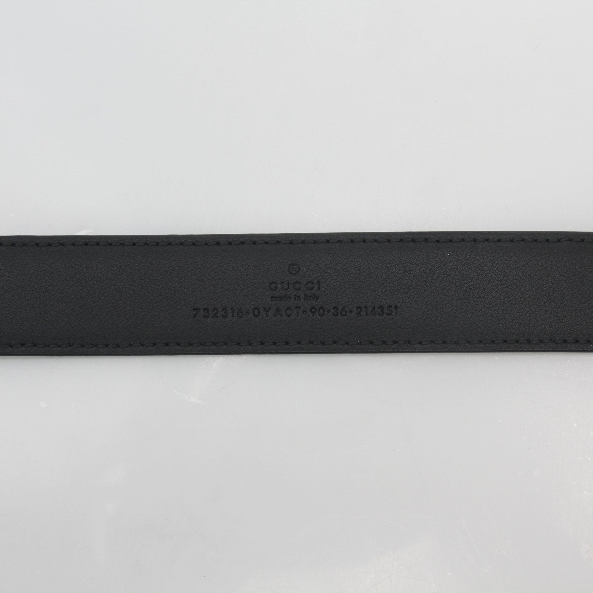 Gucci black smooth leather square buckle belt, stylish accessories with a sleek rectangular buckle, on a neutral background.