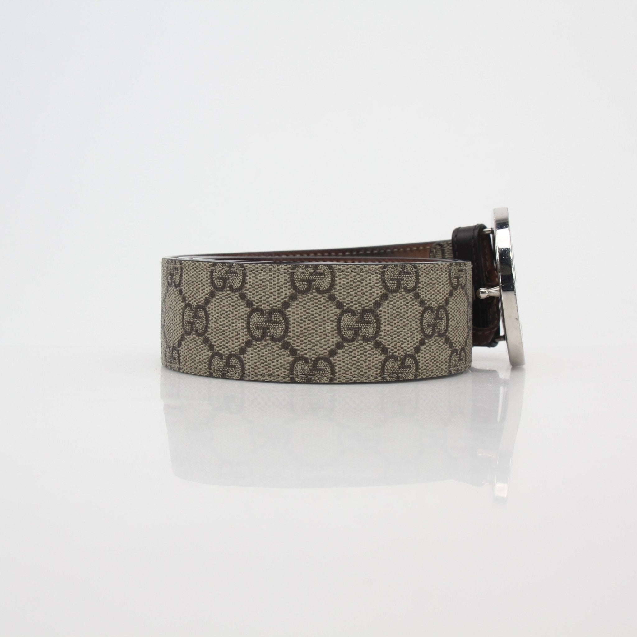 Gucci beige ebony GG Supreme interlocking G belt, luxury accessories with gold buckle, displayed on a neutral background.