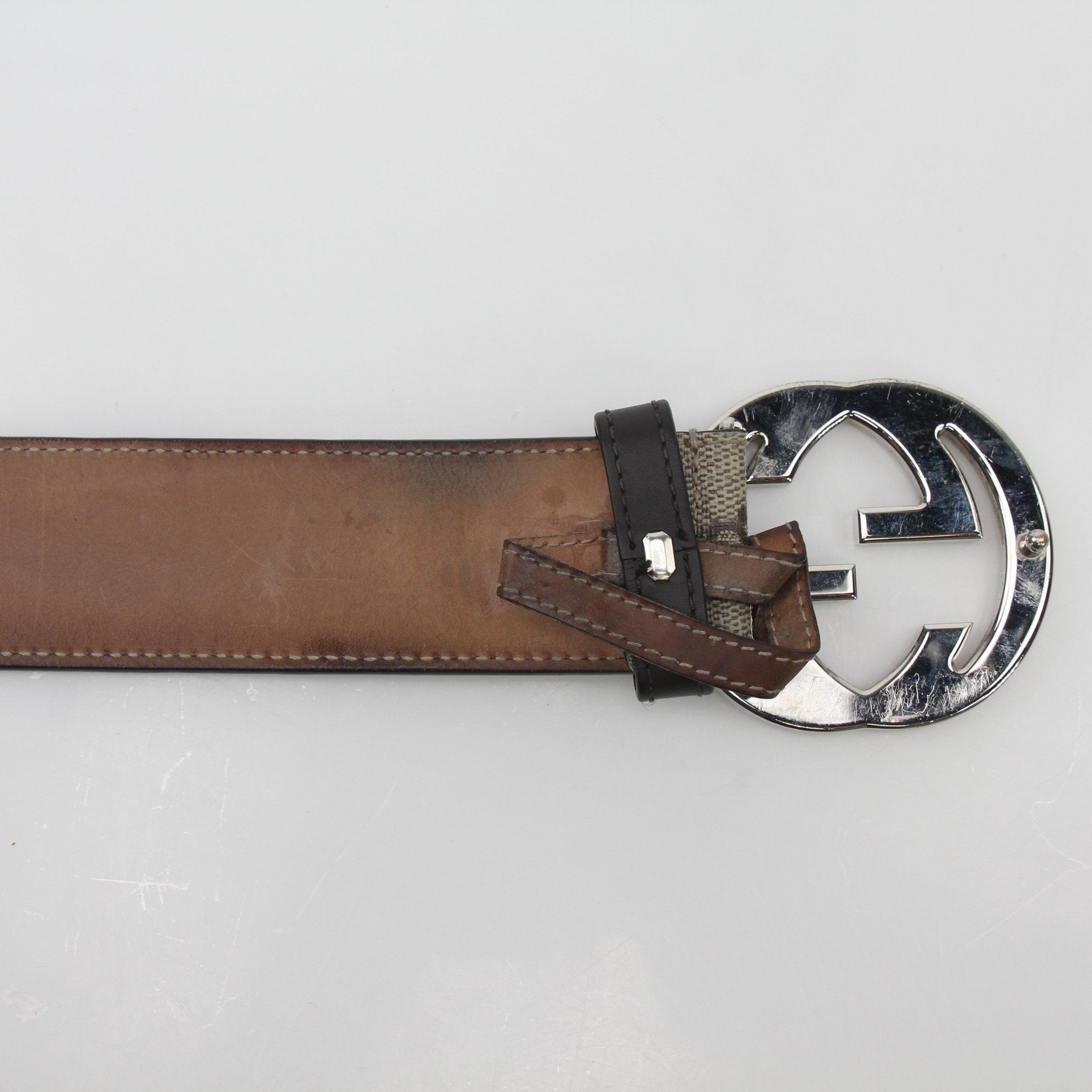 Gucci beige ebony GG Supreme interlocking G belt with gold hardware, stylish accessories for men and women.