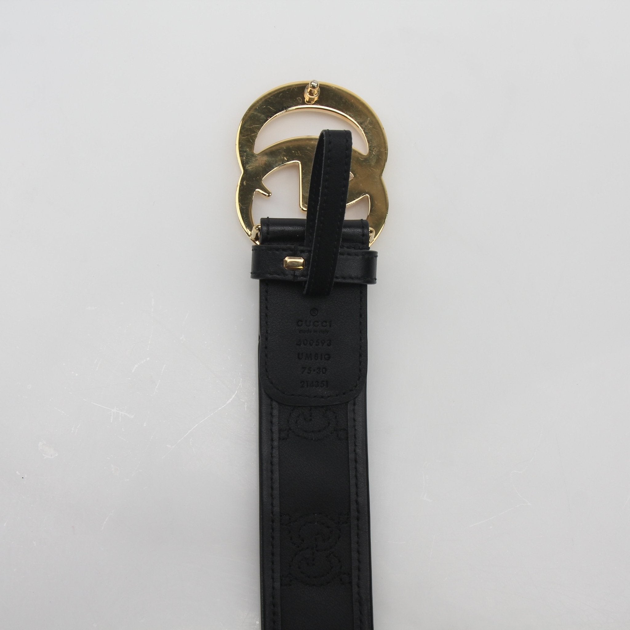Black Gucci GG Marmont leather belt with gold buckle, stylish accessories for men and women, detailed close-up image