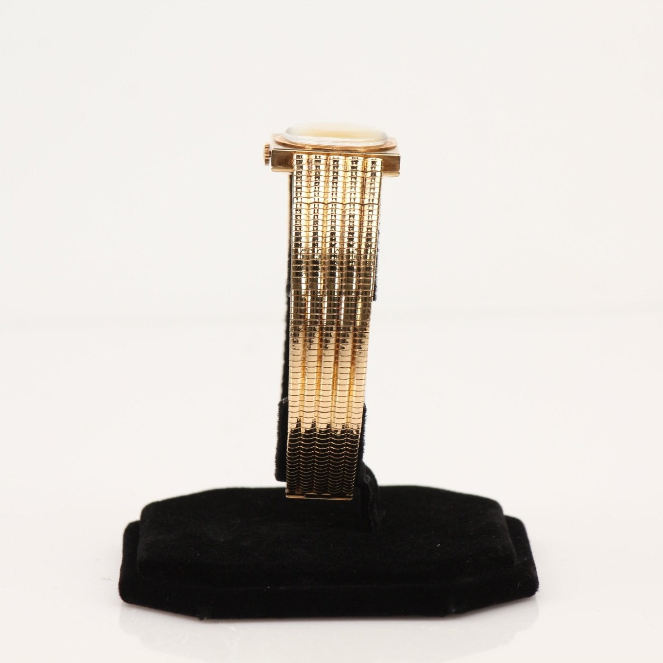 Gold & Beyond Jaeger-LeCoultre gold dress watch with sleek design and classic round dial, showcasing luxury and elegance.