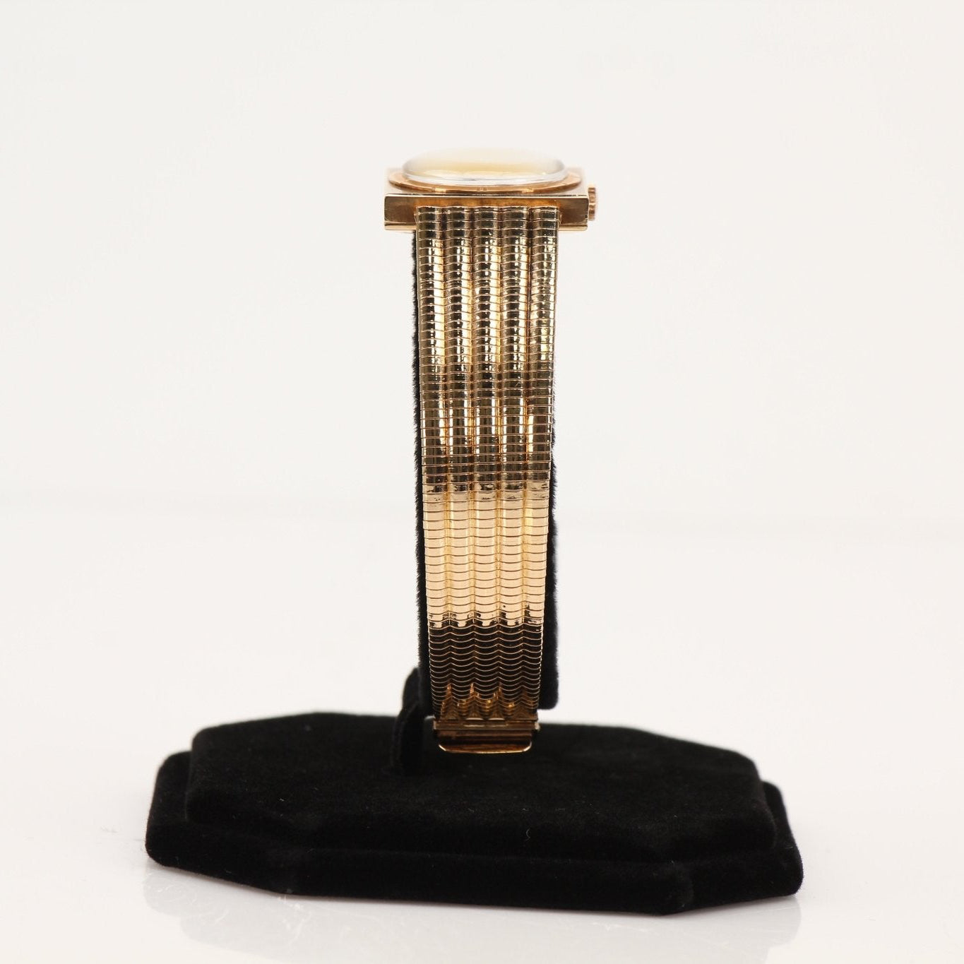 Gold and Beyond Jaeger-LeCoultre gold dress watch with a sleek round face and elegant bracelet, showcasing luxury watch craftsmanship.