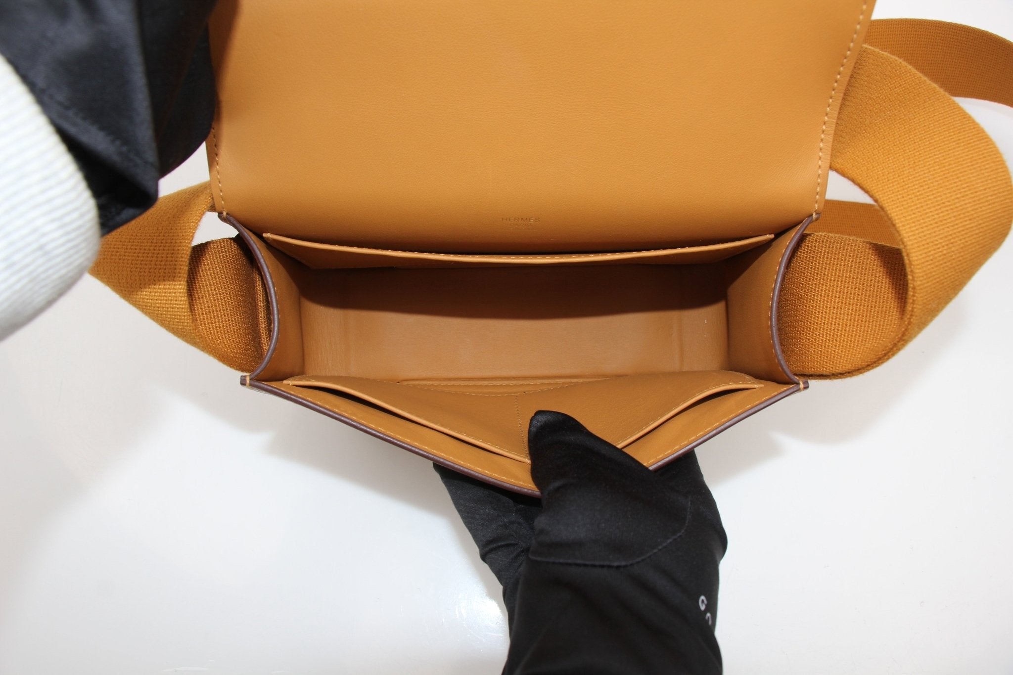 Hermès Geta 21 gold handbag by Gold & Beyond with sleek design and gold-toned hardware, displayed on a neutral background.