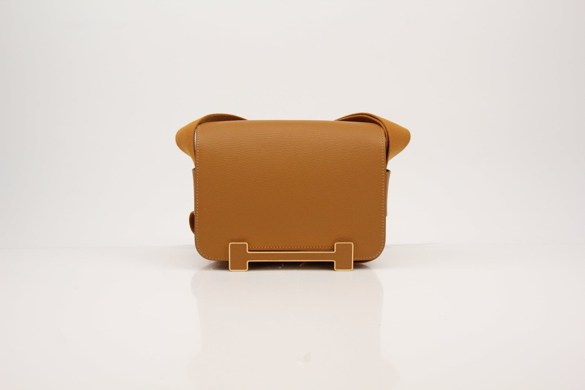 Hermès Geta 21 Gold handbag by Gold & Beyond featuring a luxurious gold-colored leather design and elegant hand-stitched details.