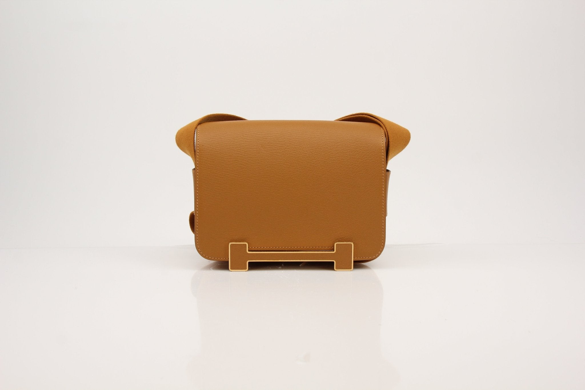 Hermès Geta 21 Gold handbag by Gold & Beyond featuring a luxurious gold-colored leather design and elegant hand-stitched details.