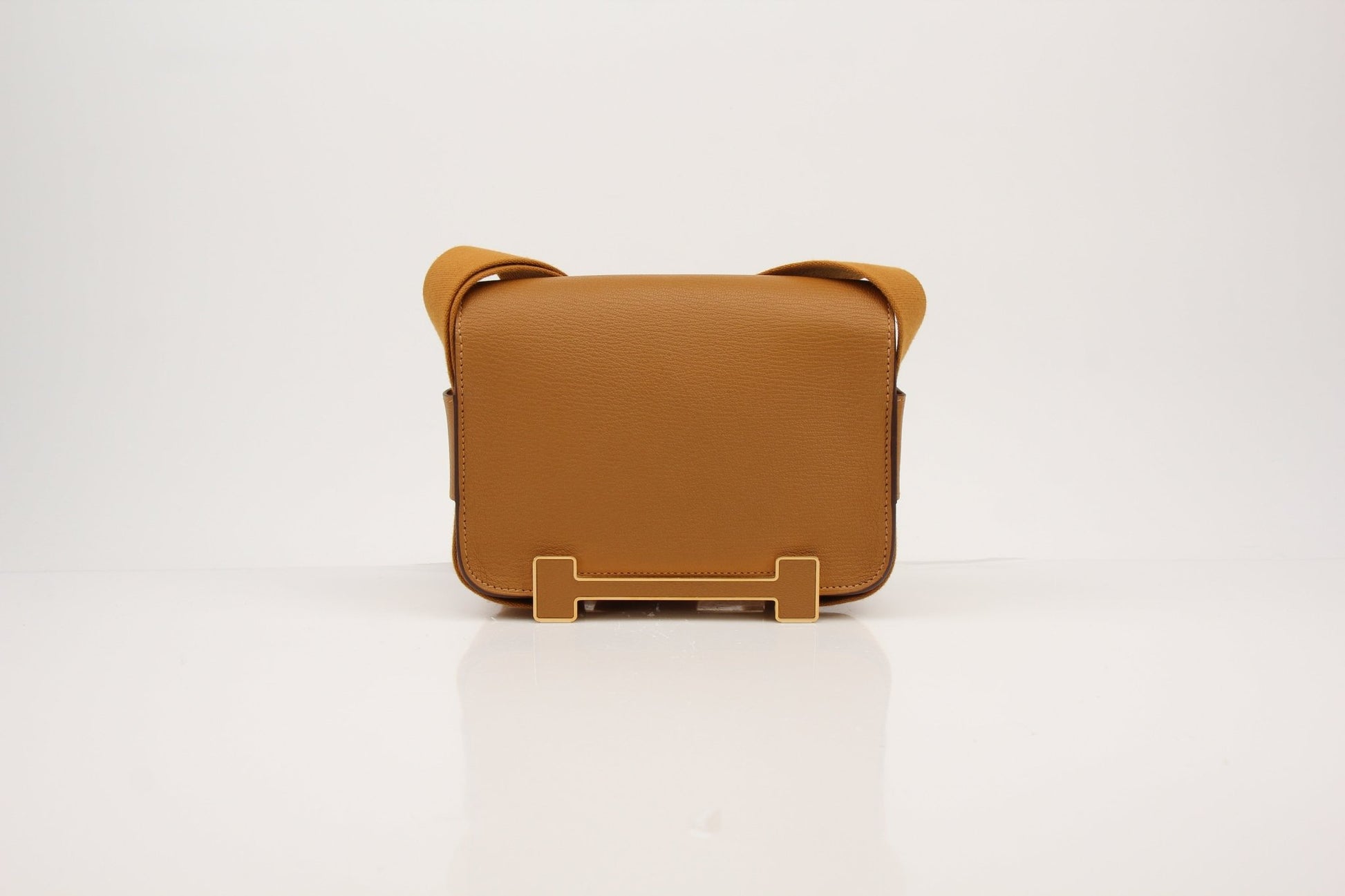 Hermès Geta 21 gold handbag by Gold & Beyond with sleek design, gold-tone hardware, and luxurious leather finish.