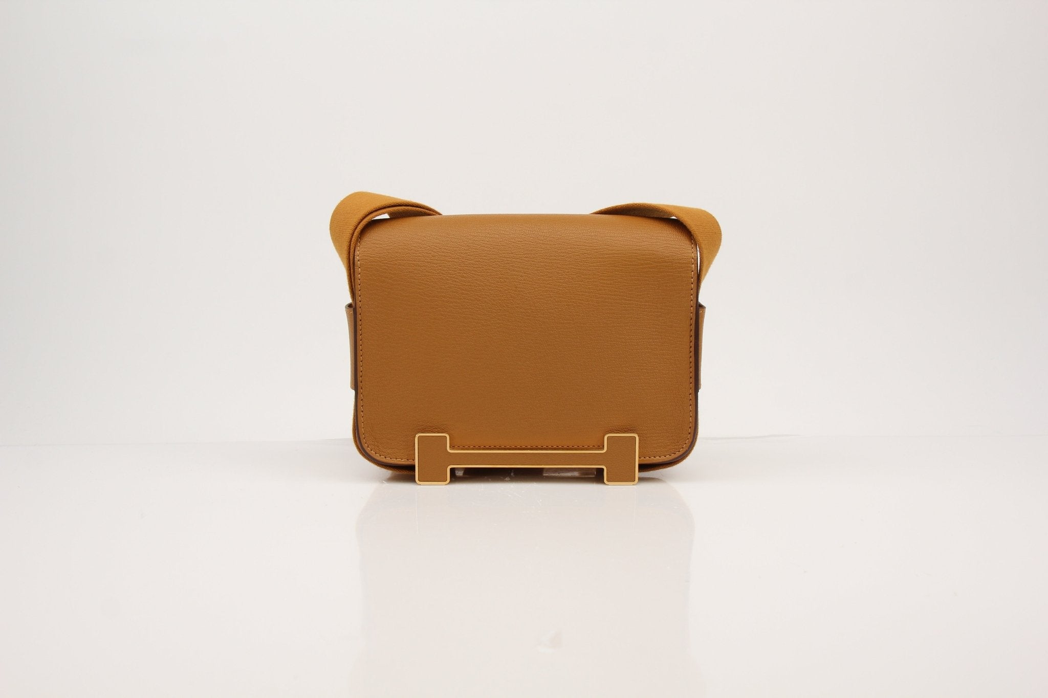 Hermès Geta 21 gold handbag by Gold & Beyond with sleek design, gold-tone hardware, and luxurious leather finish.