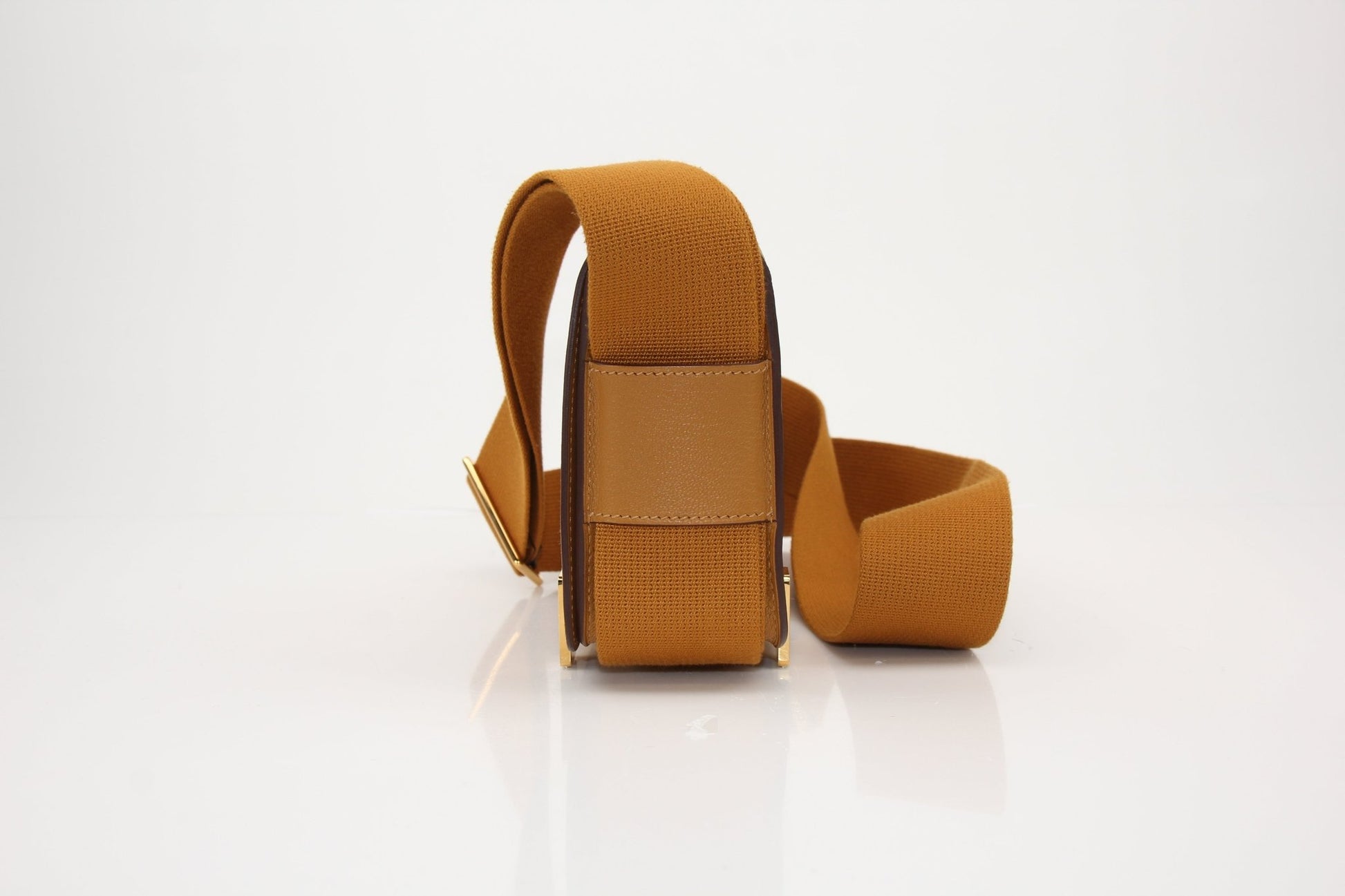 Hermès Geta 21 gold handbag by Gold & Beyond, stylish leather bag with gold-tone hardware and elegant design.