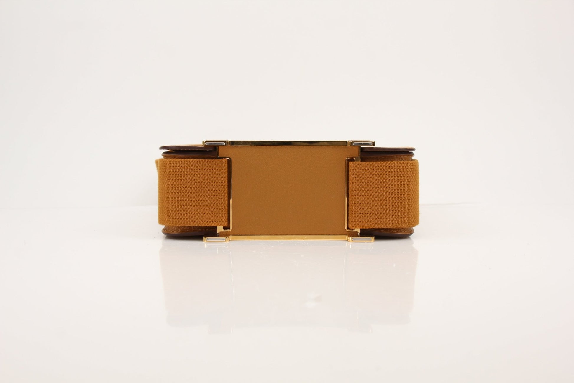 Hermès Geta 21 gold handbag by Gold & Beyond with sleek design and metallic finish, shown in a detailed product image.